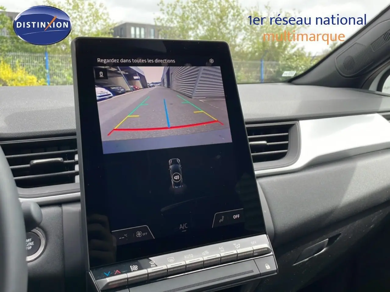 Écran central du Renault Symbioz gris Rafale Metal montrant la caméra de recul avec vue arrière du véhicule.