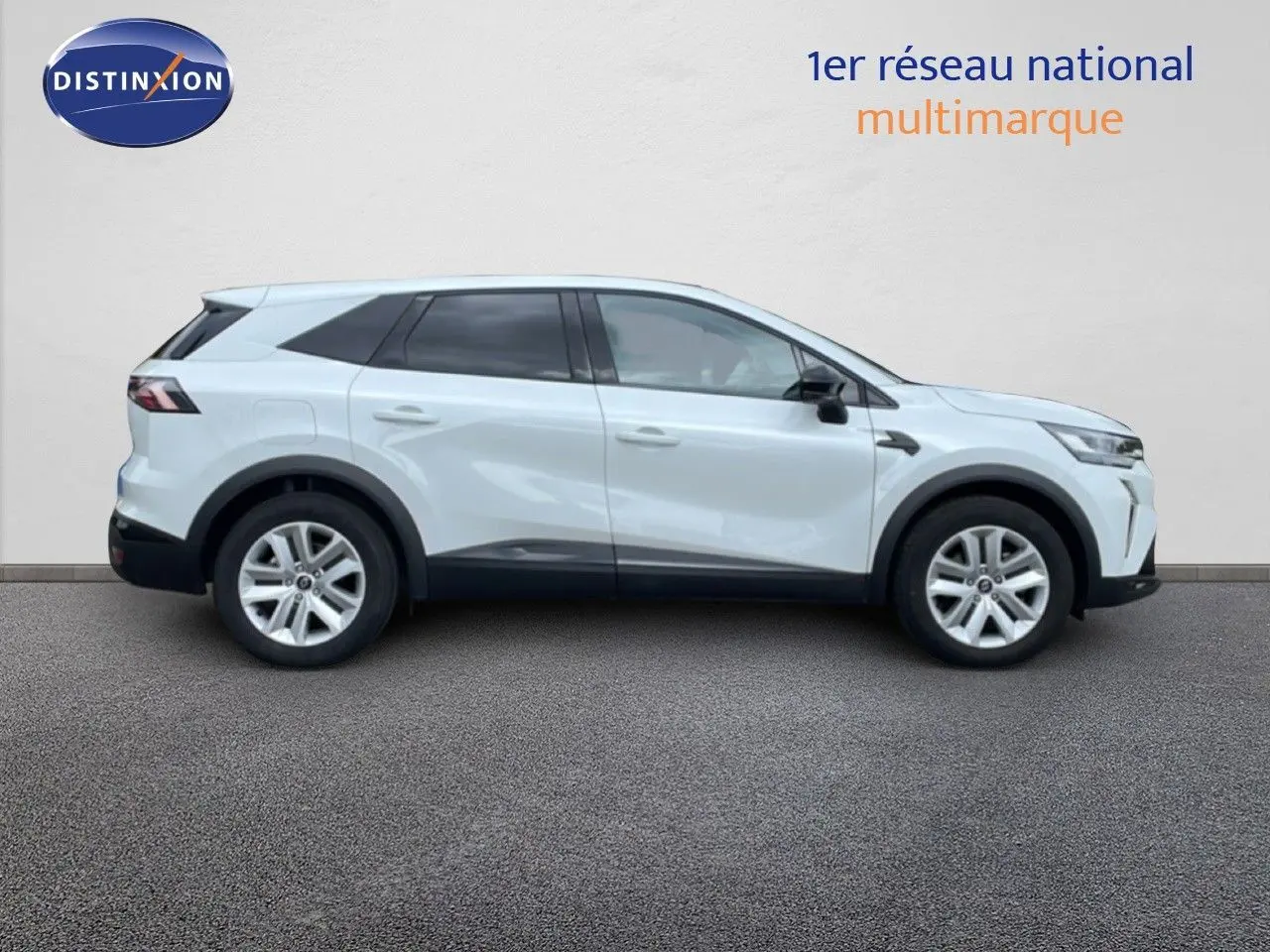 Profil droit du Renault Symbioz gris rafale métal 2025, SUV hybride avec jantes argentées et vitres teintées.
