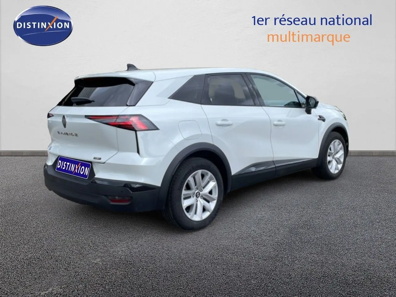 Vue 3/4 arrière droite d'un Renault Symbioz gris rafale métal avec feux arrière LED et jantes alliage.