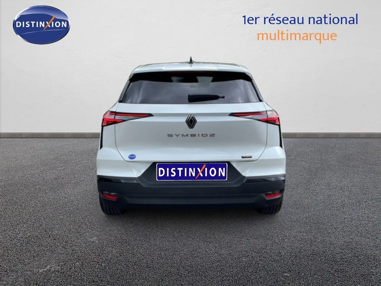 Vue arrière d'une Renault Symbioz gris rafale métal, avec feux arrière fins et logo central visible.