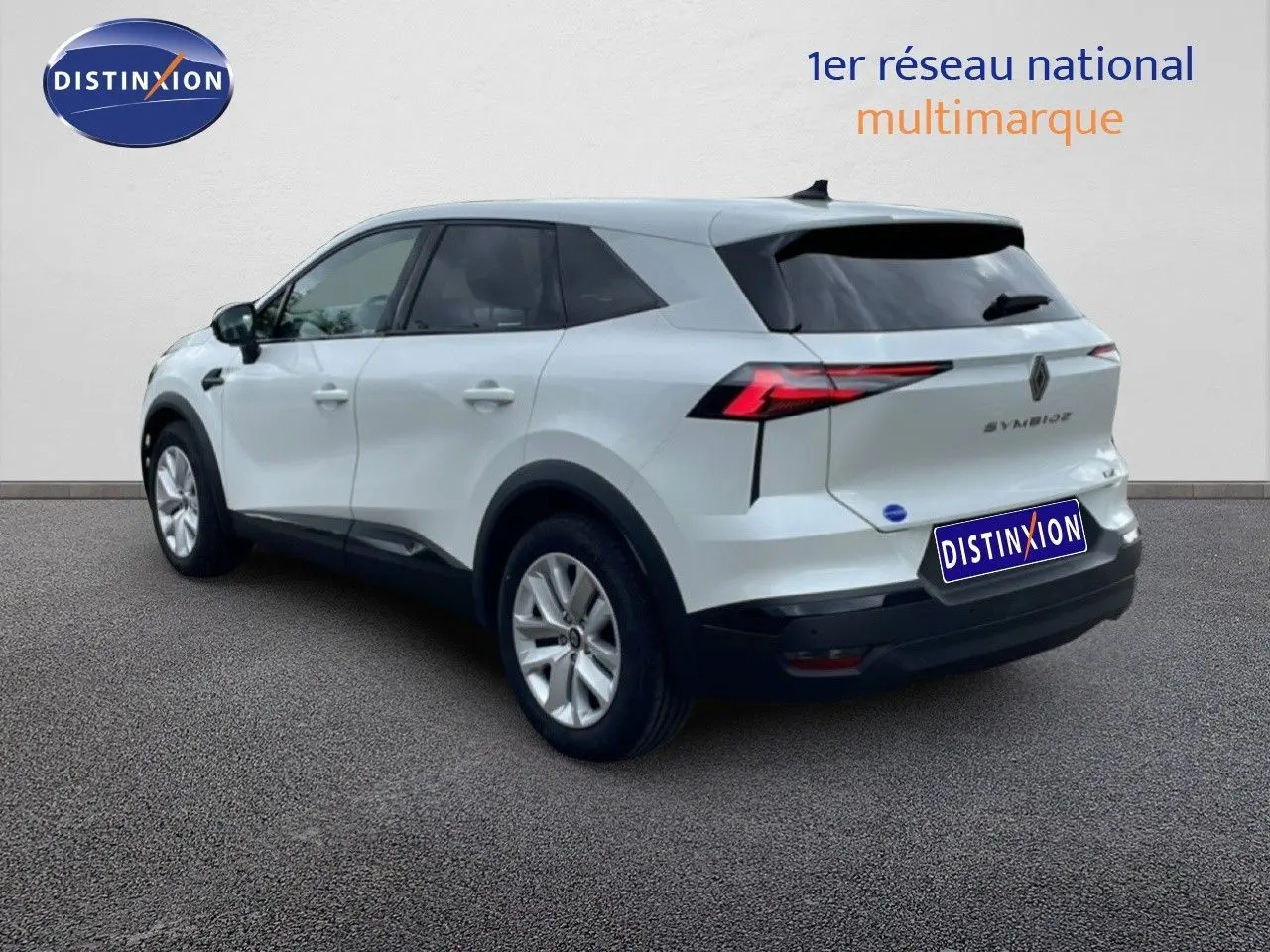 Vue 3/4 arrière droite d’un Renault Symbioz gris Rafale métallisé avec feux arrière LED distinctifs.