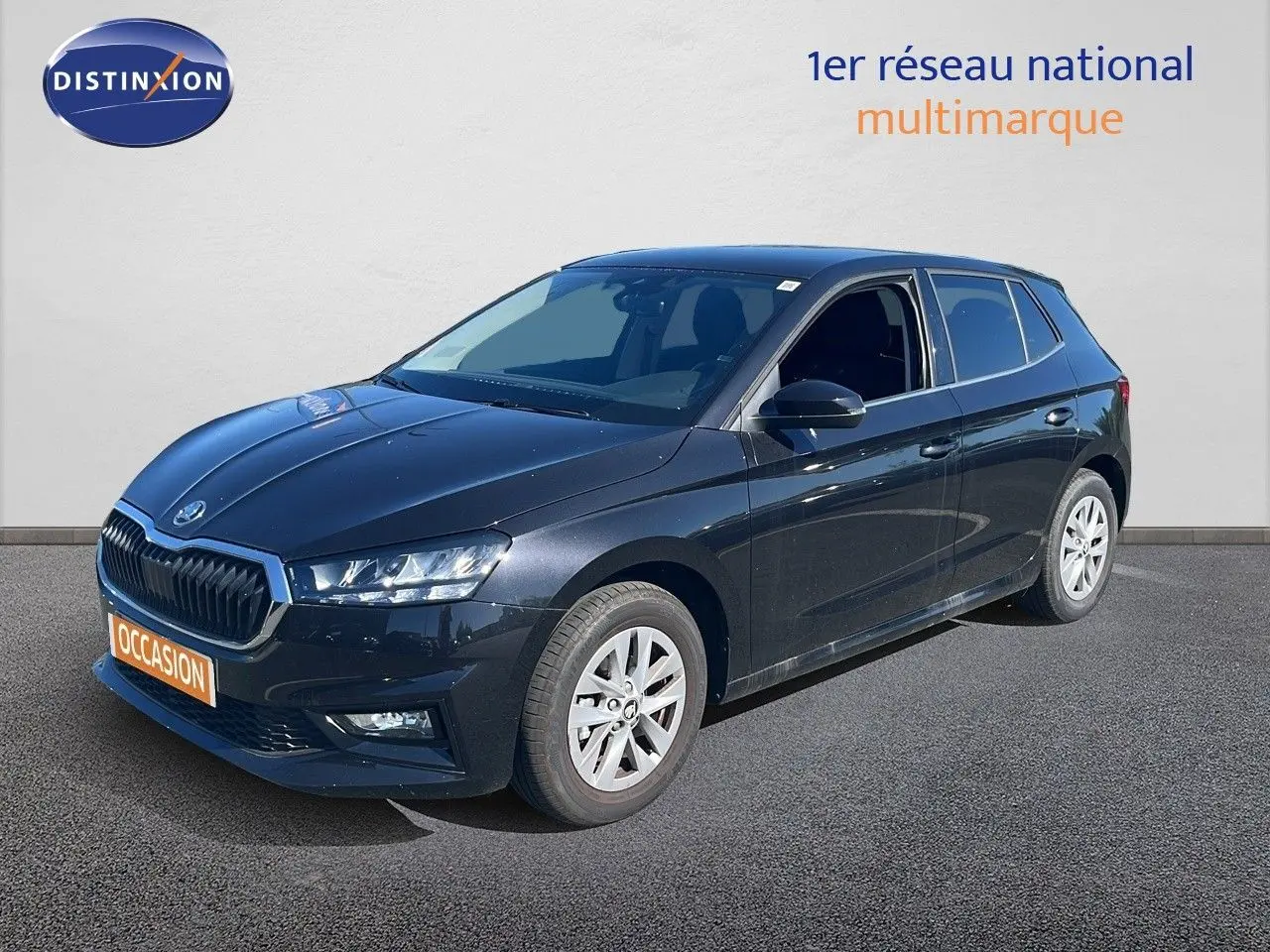 Vue 3/4 avant droite d'une Skoda Fabia noire métal 2025 avec jantes alliage et calandre chromée.