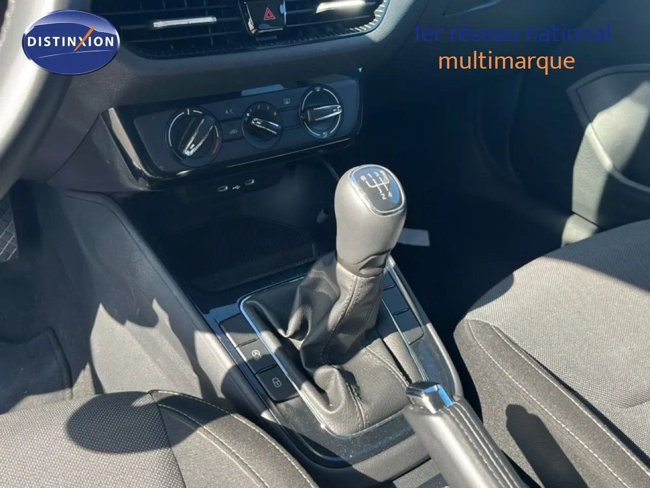 Gros plan sur la console centrale de la Skoda Fabia 2025, boîte manuelle et commandes de climatisation visibles.