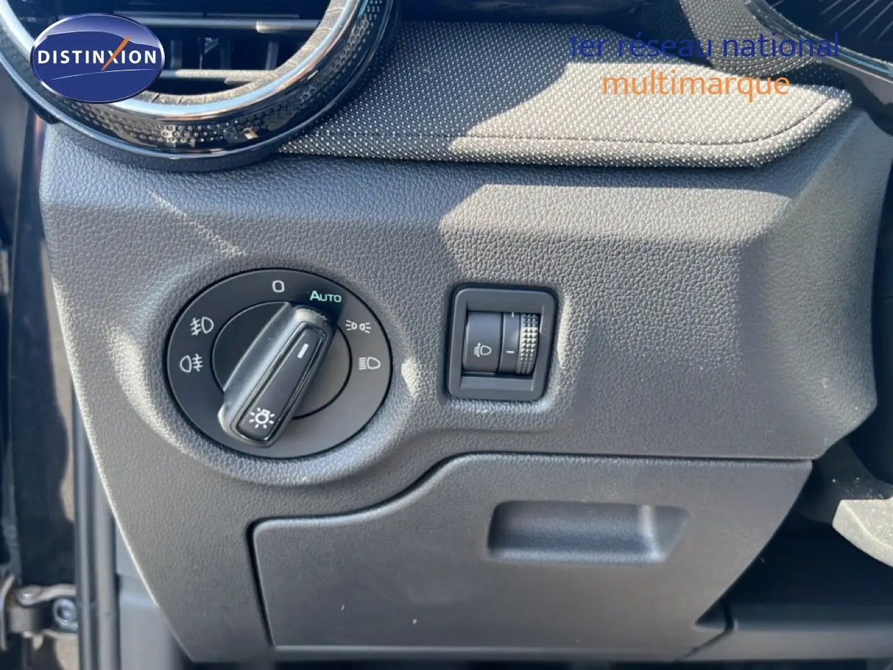 Gros plan sur le tableau de bord côté gauche de la Skoda Fabia noir magique métal, montrant les commandes d'éclairage.