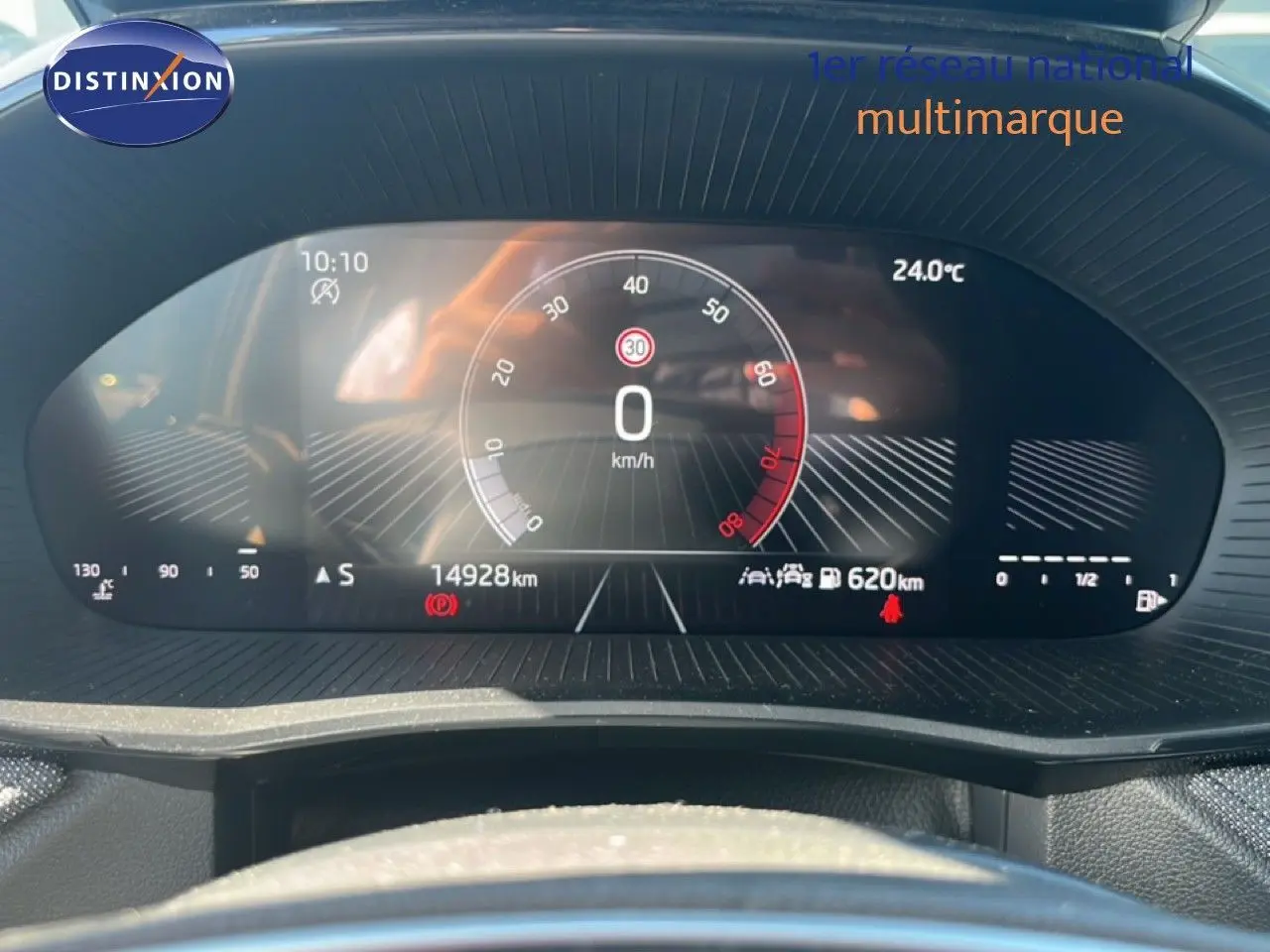 Tableau de bord numérique de la Skoda Fabia 2025 affichant la vitesse à 0 km/h et la température extérieure à 24°C.