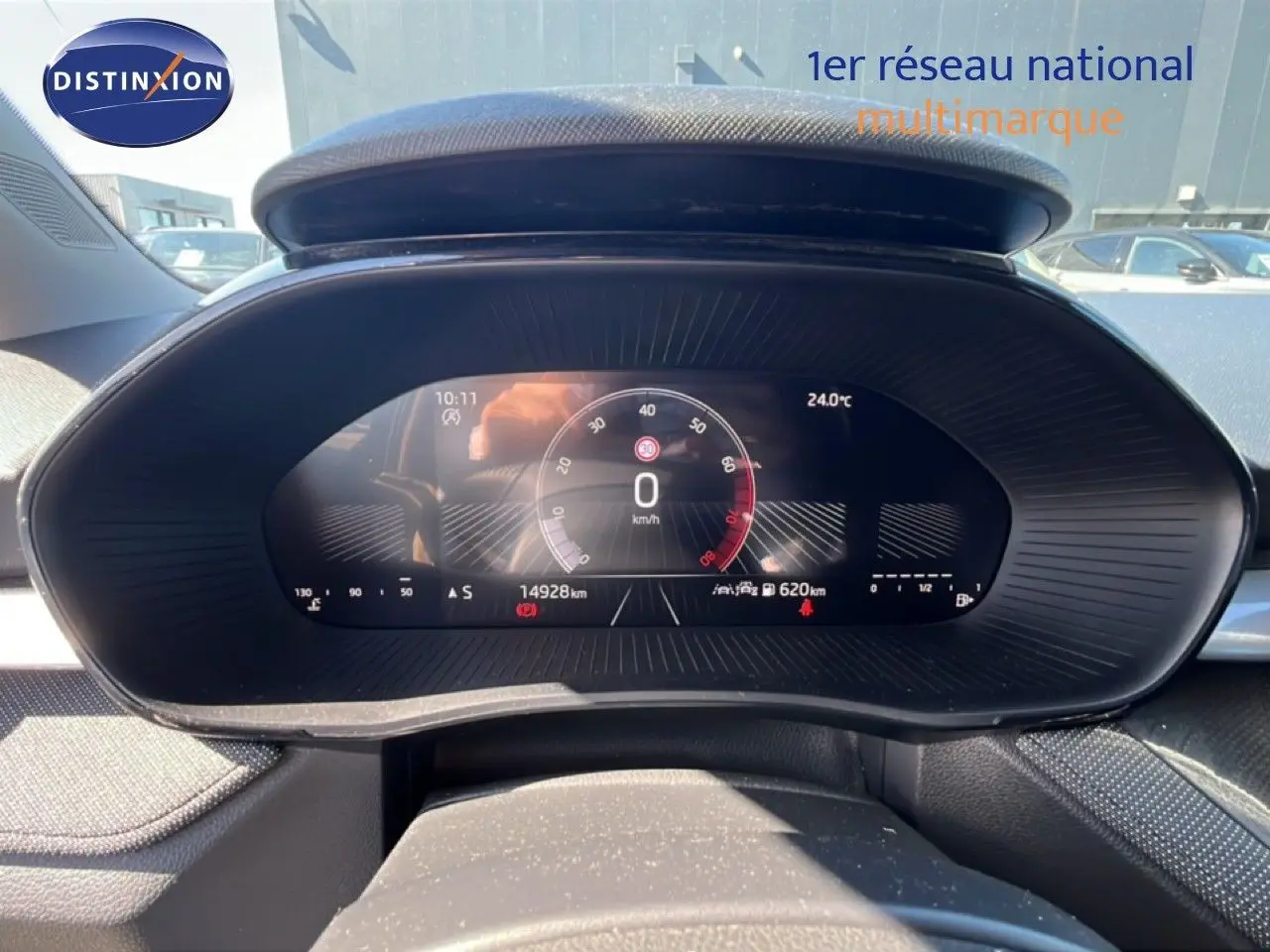 Tableau de bord numérique de la Skoda Fabia 2025, affichage vitesse et informations, vue frontale rapprochée.