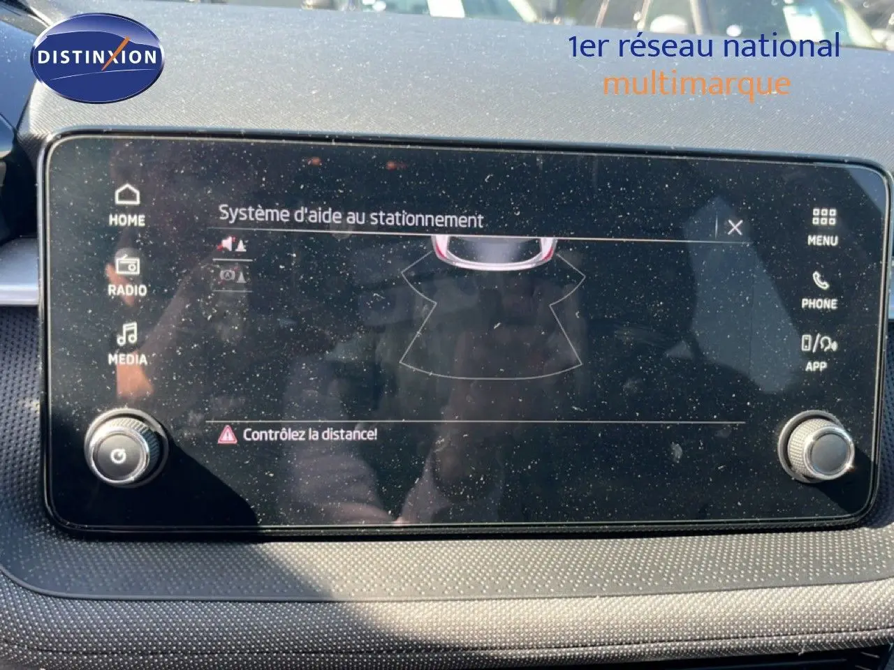 Écran tactile du système d'aide au stationnement dans une Skoda Fabia 2025, finition noire Magic Metal, vue intérieure frontale.