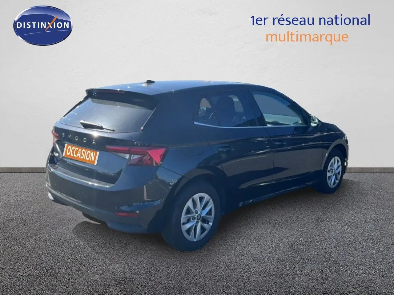 Vue 3/4 arrière droite d'une Skoda Fabia noire métallisée avec jantes alliage et feux arrière LED visibles.