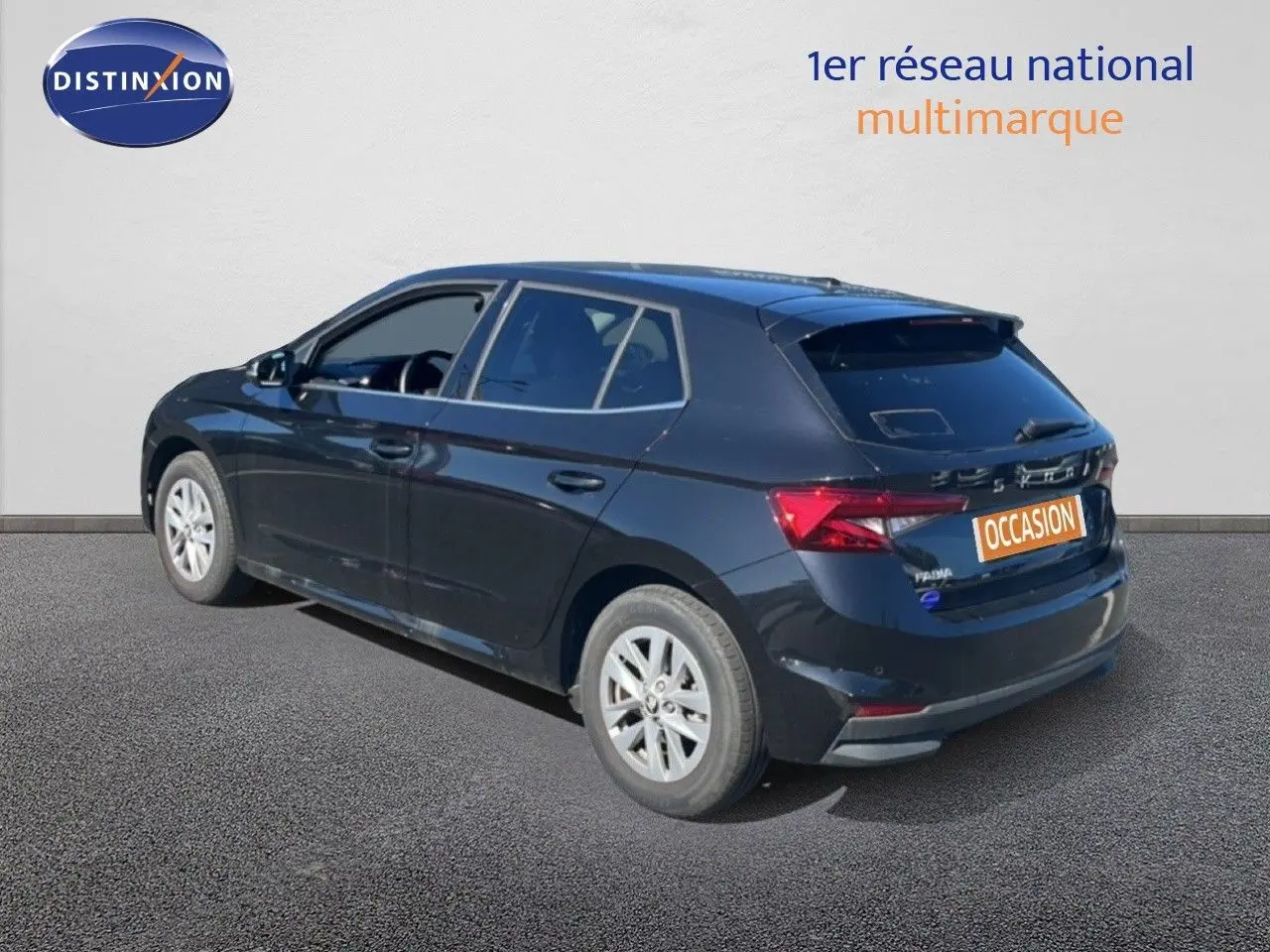 Vue 3/4 arrière gauche d'une Skoda Fabia noire métal, avec jantes alliage et vitres légèrement teintées.