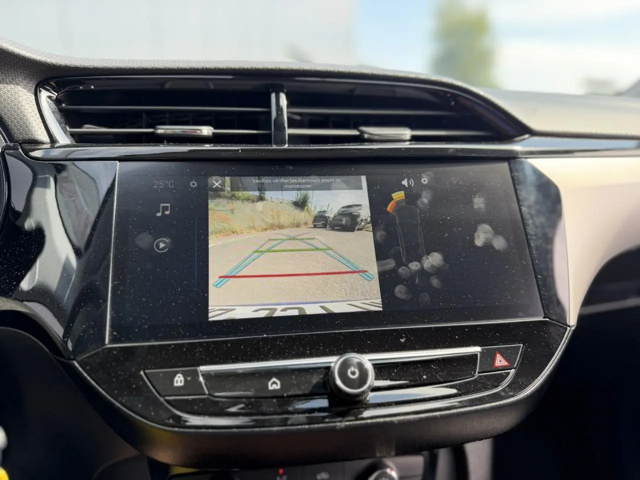 Écran tactile central affichant la caméra de recul dans l’habitacle de l’Opel Corsa 2025, finition Edition.