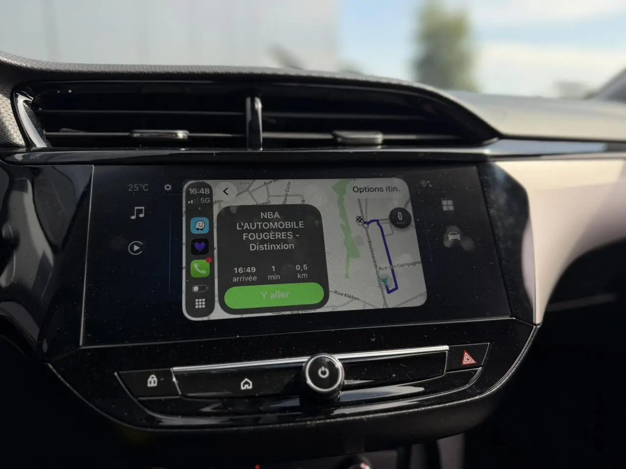Écran tactile central de l’Opel Corsa 2025 affichant la navigation avec Apple CarPlay, ambiance intérieure noire.