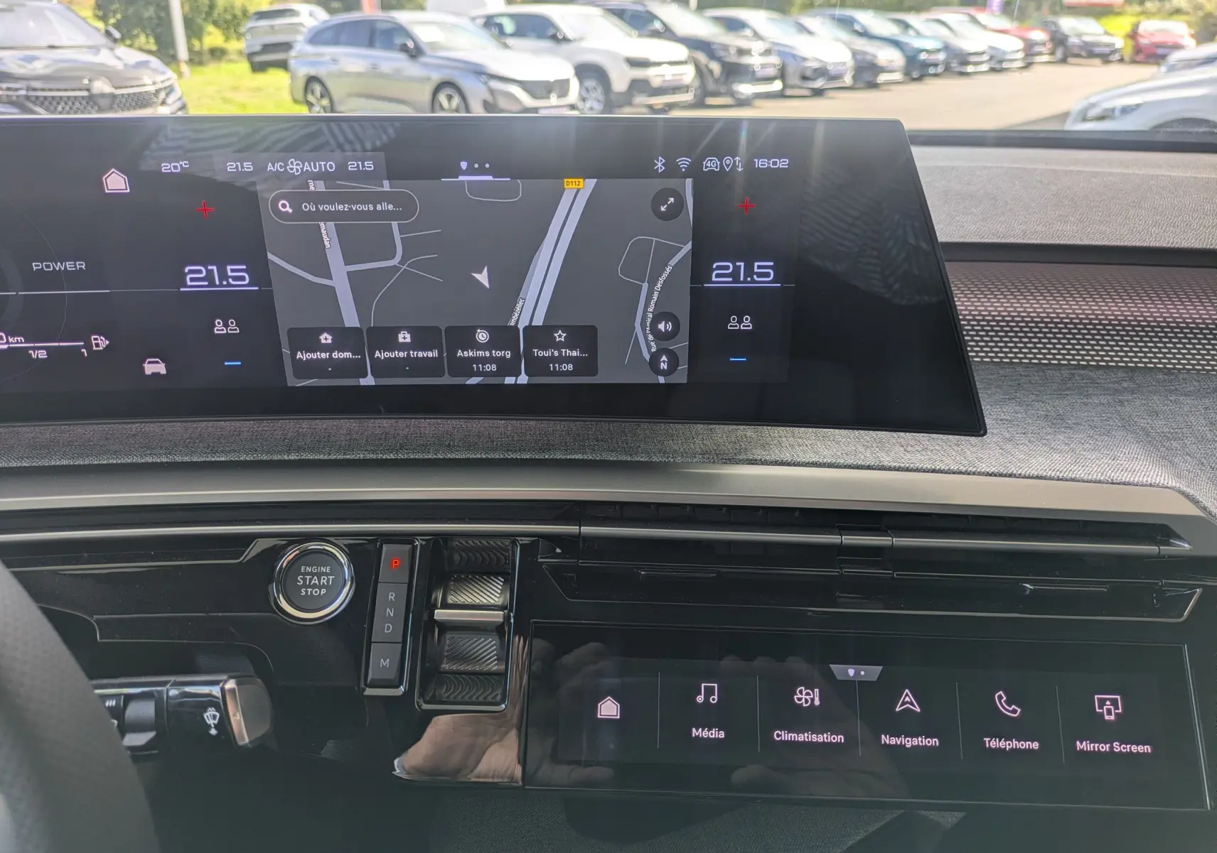Vue intérieure du tableau de bord du Peugeot 3008 Hybrid 145 GT 2025, écran tactile avec navigation et commandes digitales.