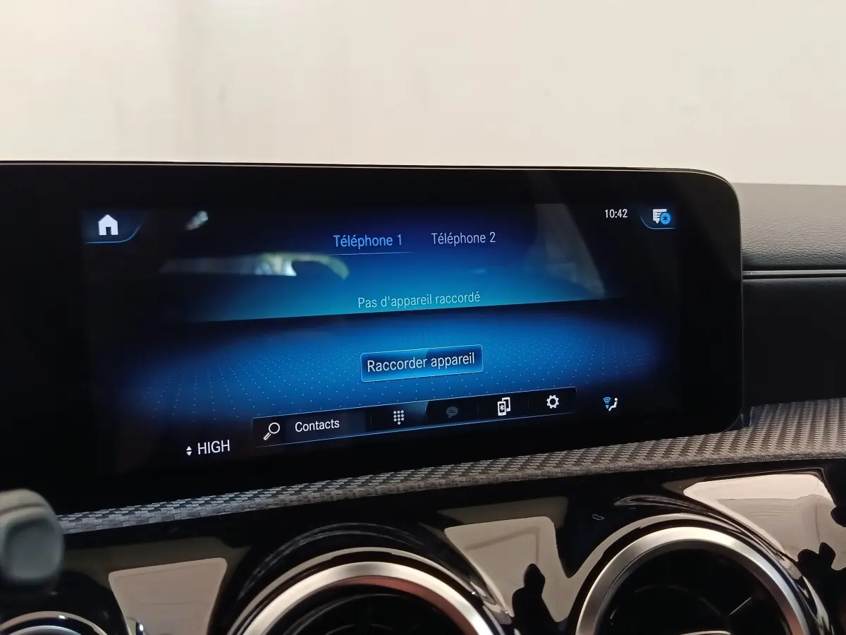Écran tactile multimédia intérieur de Mercedes Classe A 250 e Business Line 2022 avec finition noire brillante et détails carbone.