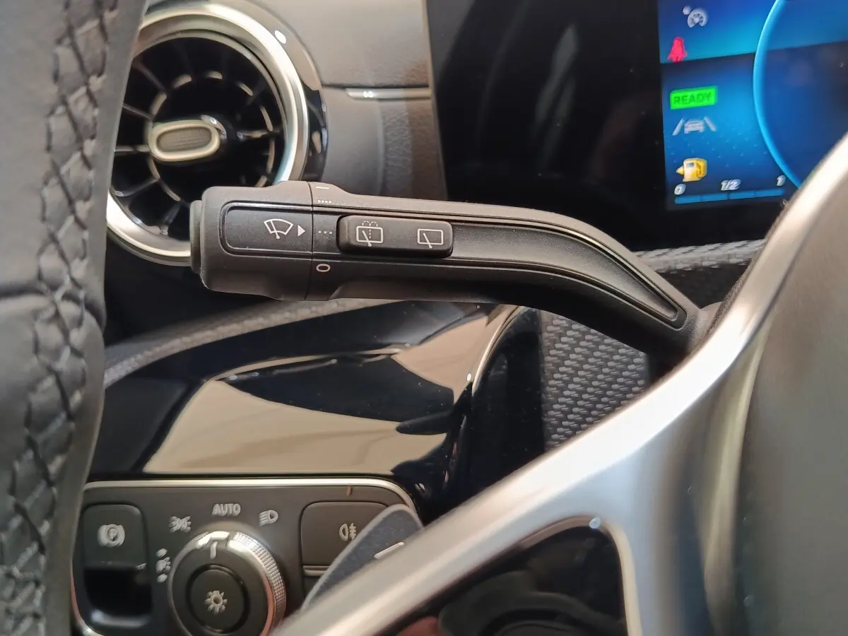 Gros plan intérieur sur la commande d’essuie-glace et tableau de bord noir d’une Mercedes Classe A 250 e 2022.