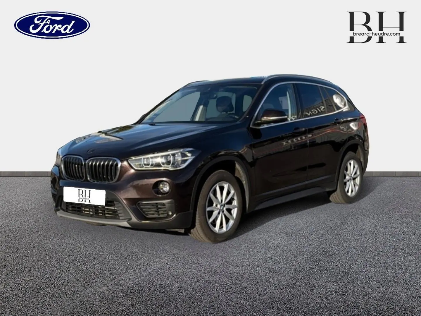 BMW X1 sDrive18dA 2018 en saphirschwarz, vue 3/4 avant droit mettant en valeur ses phares LED et jantes alu.