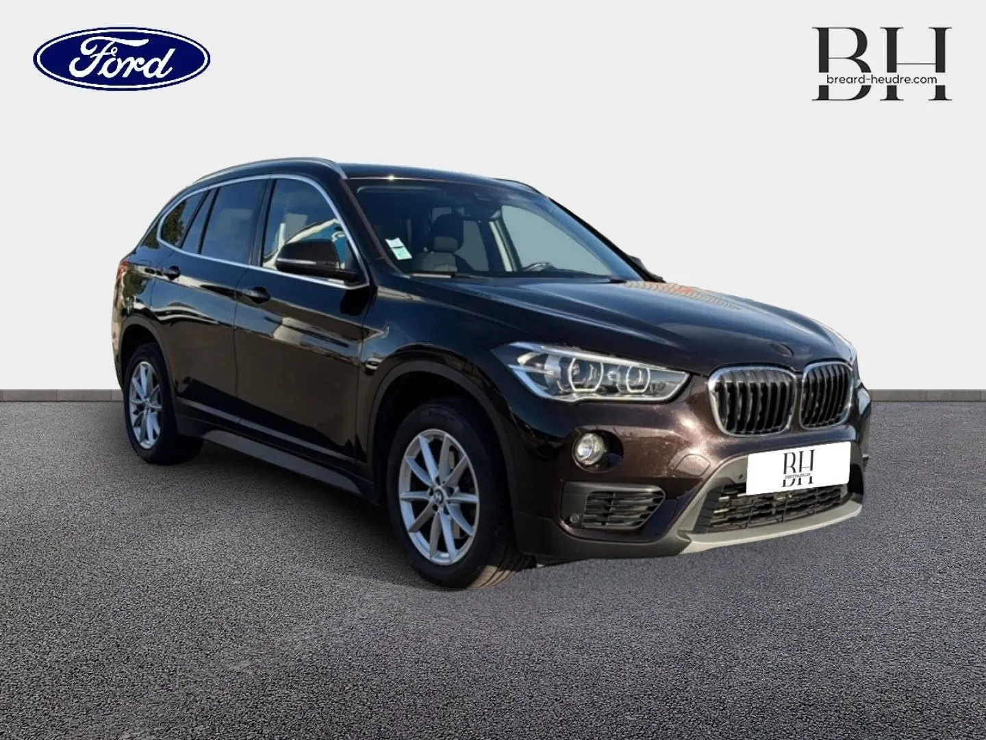 BMW X1 sDrive18dA 2018 en Saphirschwarz, vue 3/4 avant droit avec jantes alu et calandre typique BMW.