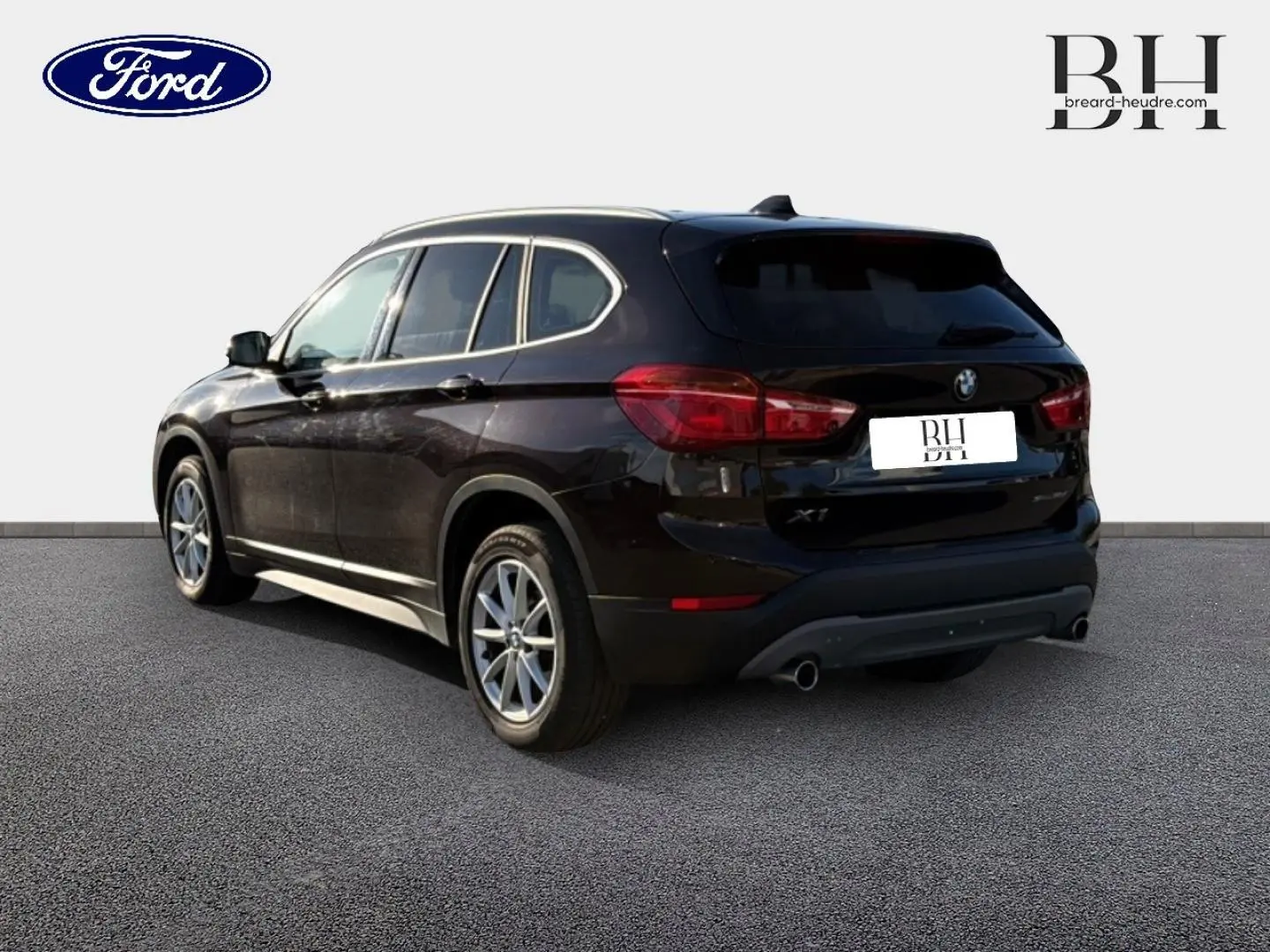 BMW X1 sDrive18dA 2018 en saphirschwarz, vue 3/4 arrière droit avec échappement double et jantes alu.