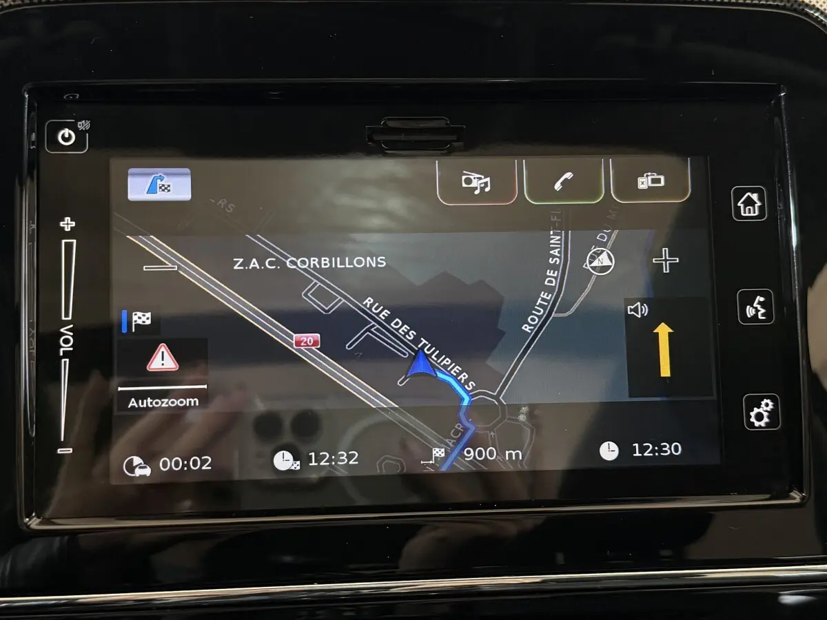 Écran tactile central du Suzuki Vitara noir 2022 affichant la navigation GPS avec itinéraire en cours.