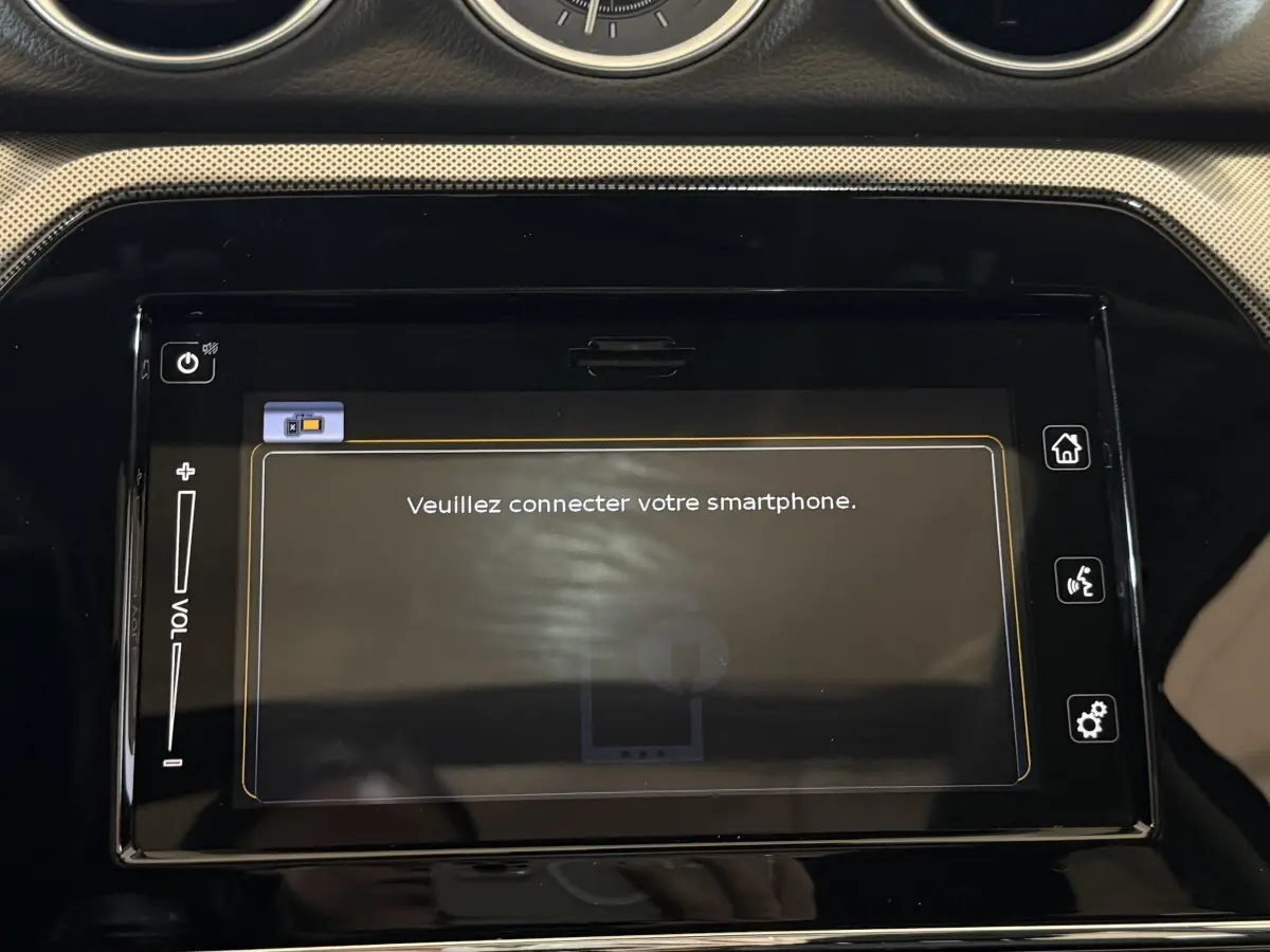 Écran tactile central noir du Suzuki Vitara 1.5 Dualjet hybrid STYLE AT 2022, affichant une demande de connexion smartphone.