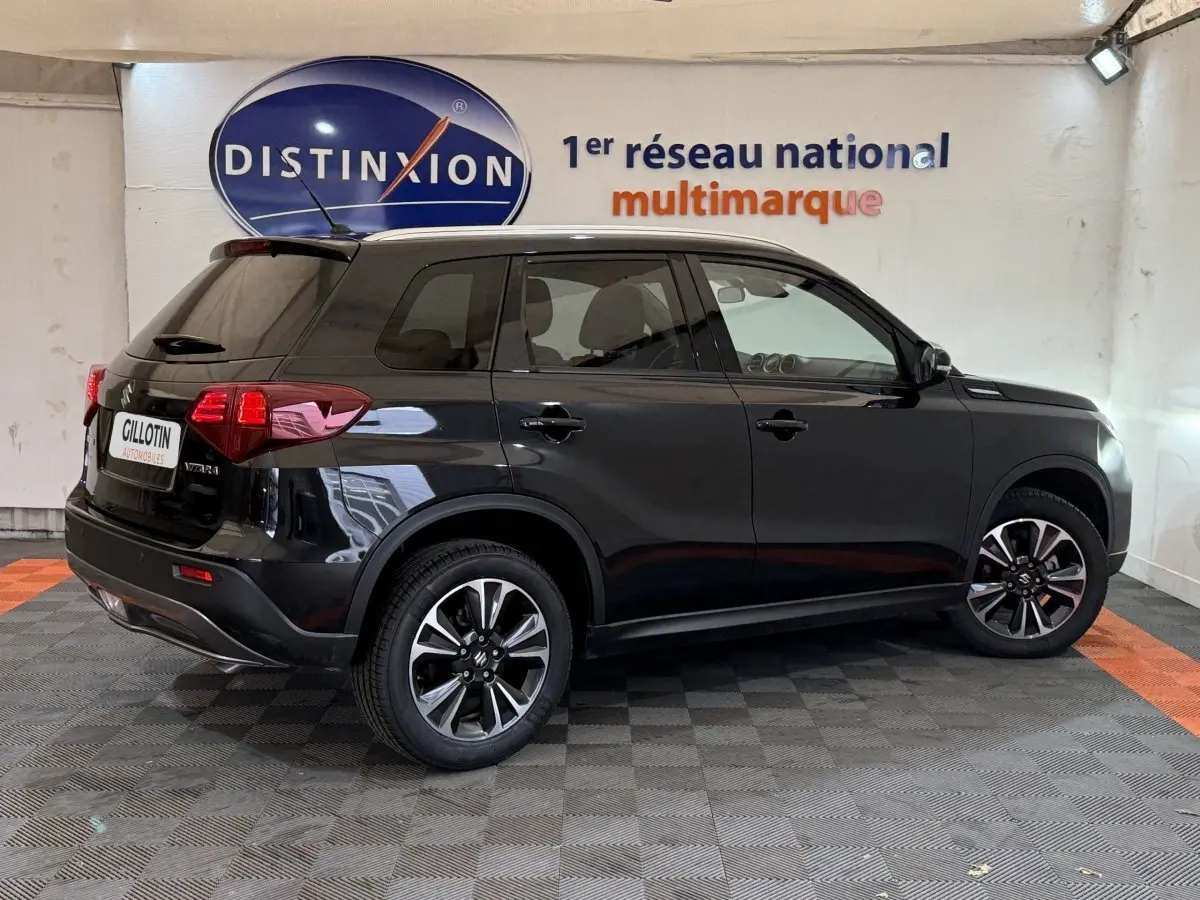 Suzuki Vitara noir vue de profil côté droit, mettant en valeur ses jantes alliage et feux arrière LED.