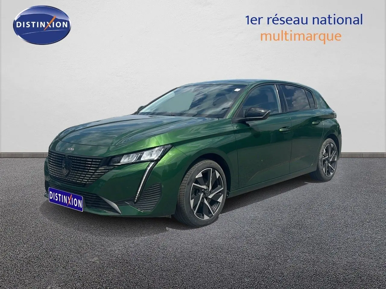Peugeot 308 vert olivine métal vue 3/4 avant droit avec jantes alliage et calandre noire distinctive.