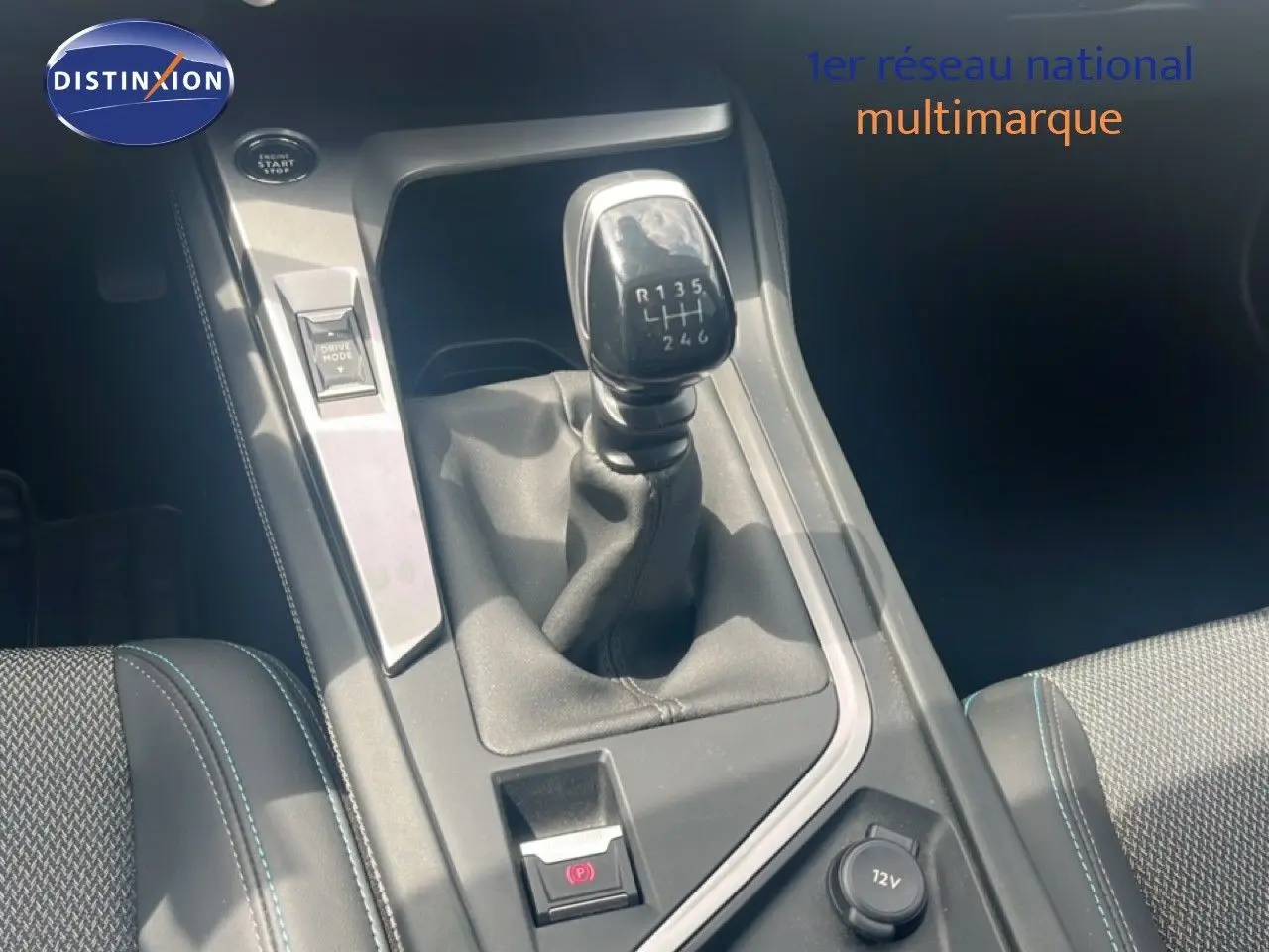 Vue rapprochée de la console centrale d’une Peugeot 308 2024, boîte manuelle avec levier de vitesse et bouton Drive Mode.