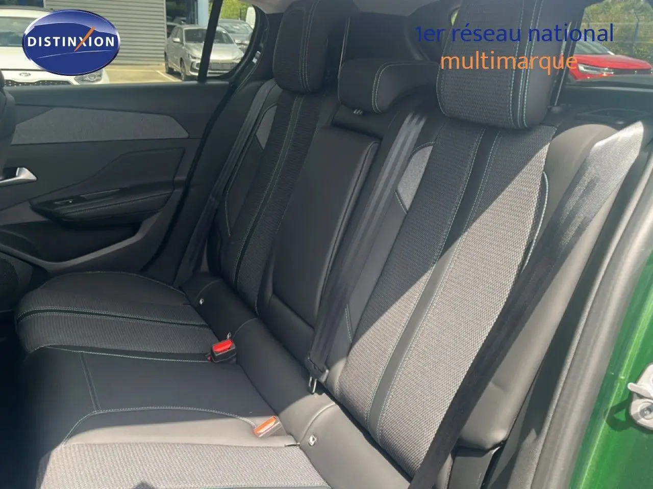Vue intérieure côté droit des sièges arrière en tissu gris et cuir noir d'une Peugeot 308 2024 vert olivine métal.