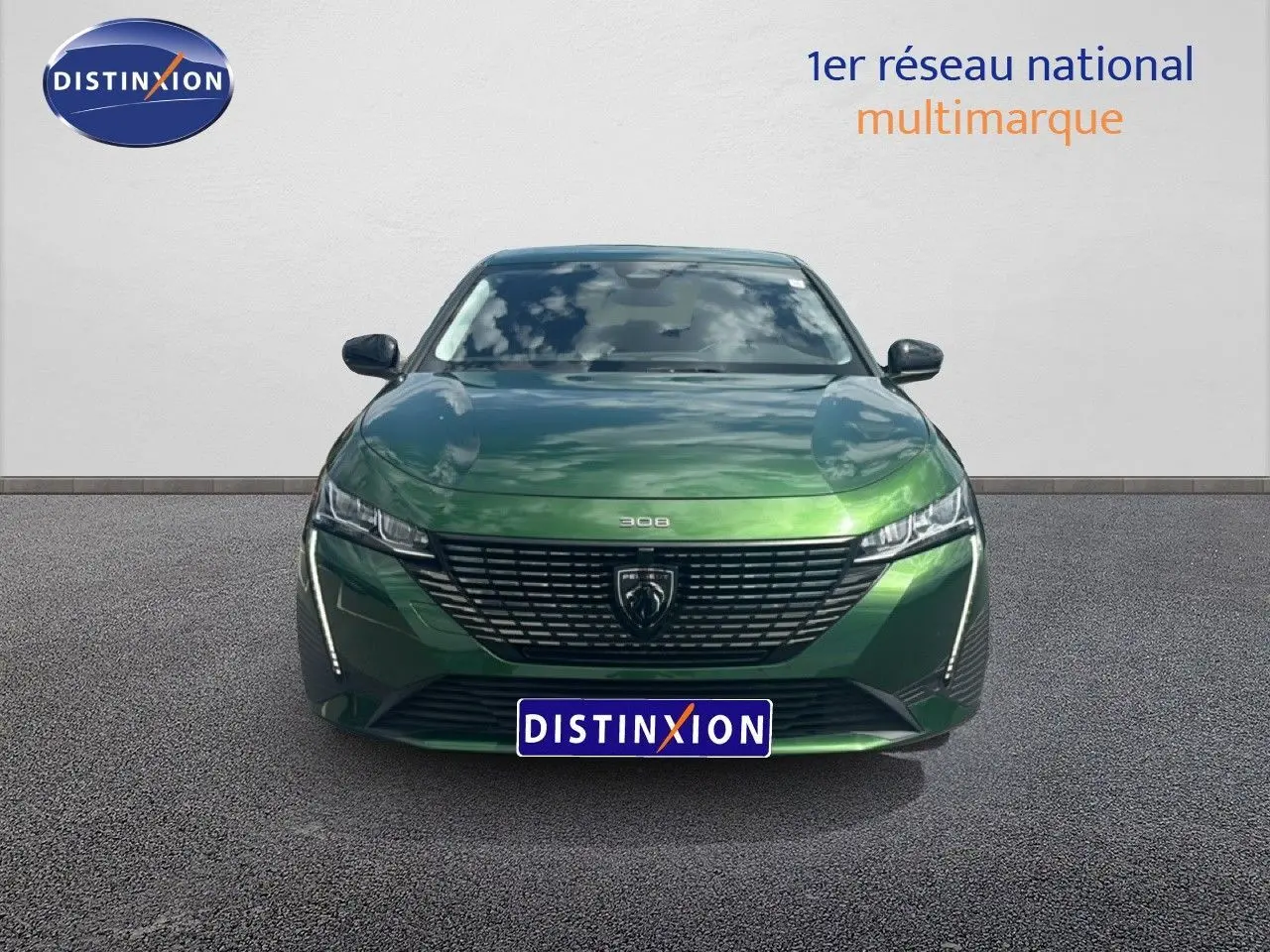 Vue avant d'une Peugeot 308 2024 vert olivine métallisé avec calandre noire et logo central distinctif.