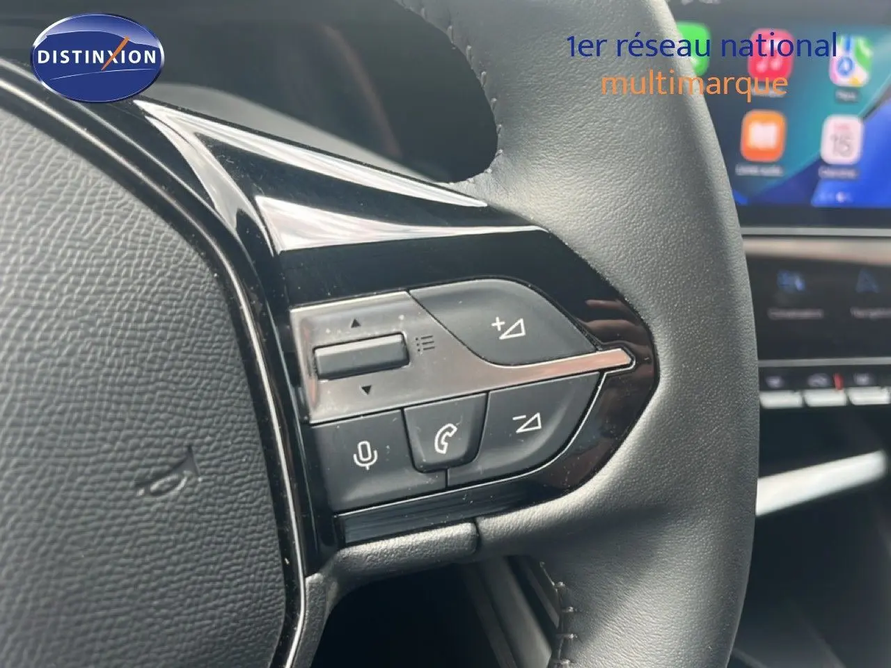 Gros plan sur les commandes multifonctions à droite du volant cuir noir d’une Peugeot 308 1.2 PureTech 130ch Allure 2024.