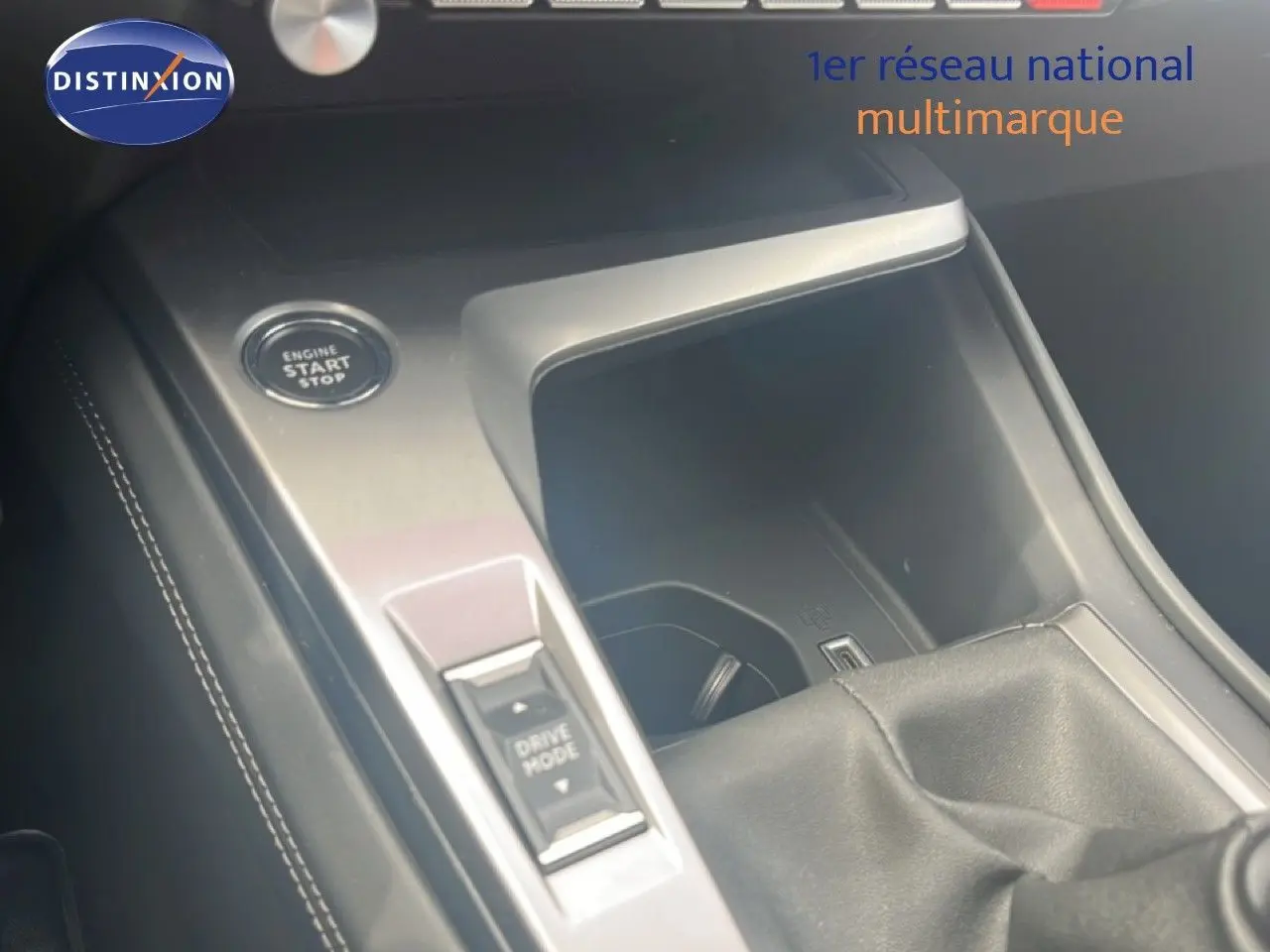 Gros plan sur la console centrale de la Peugeot 308 2024, montrant le bouton start/stop et le levier de vitesses en cuir.