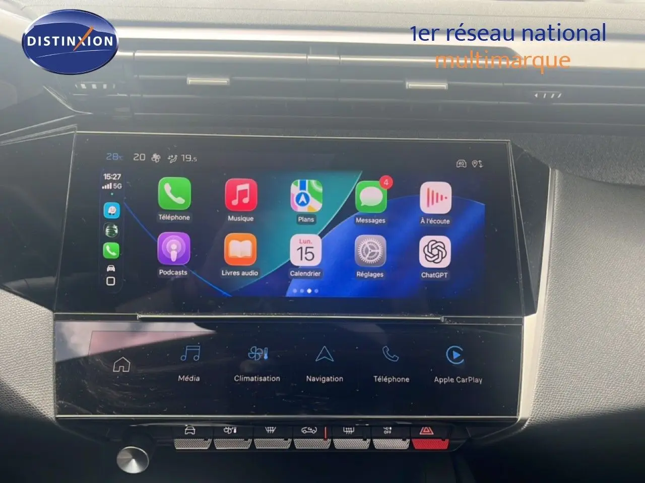 Écran tactile central de la Peugeot 308 2024 affichant Apple CarPlay et plusieurs applications, vue intérieure frontale.