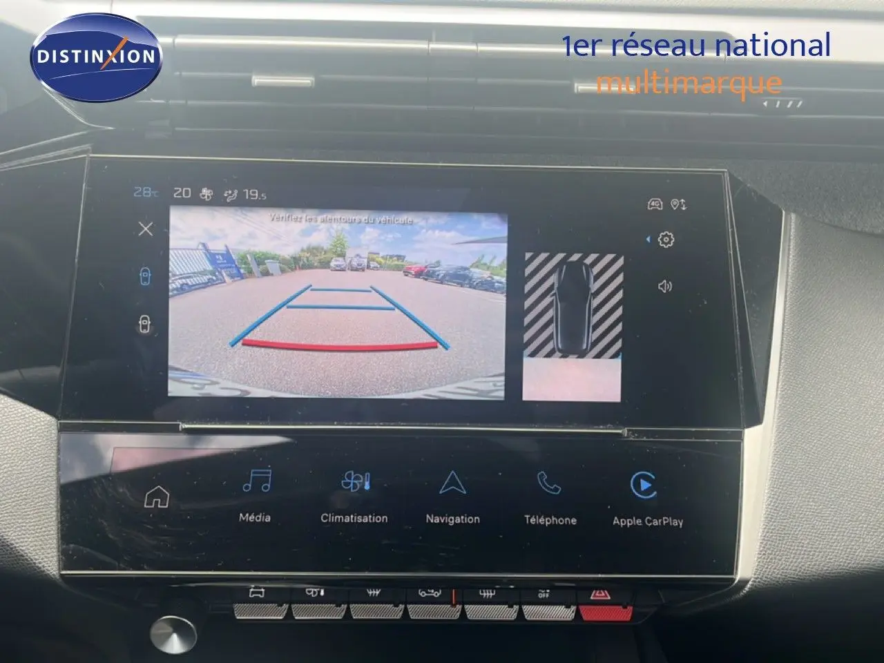 Écran central de la Peugeot 308 2024 montrant la caméra de recul avec les lignes de guidage en bleu et rouge.