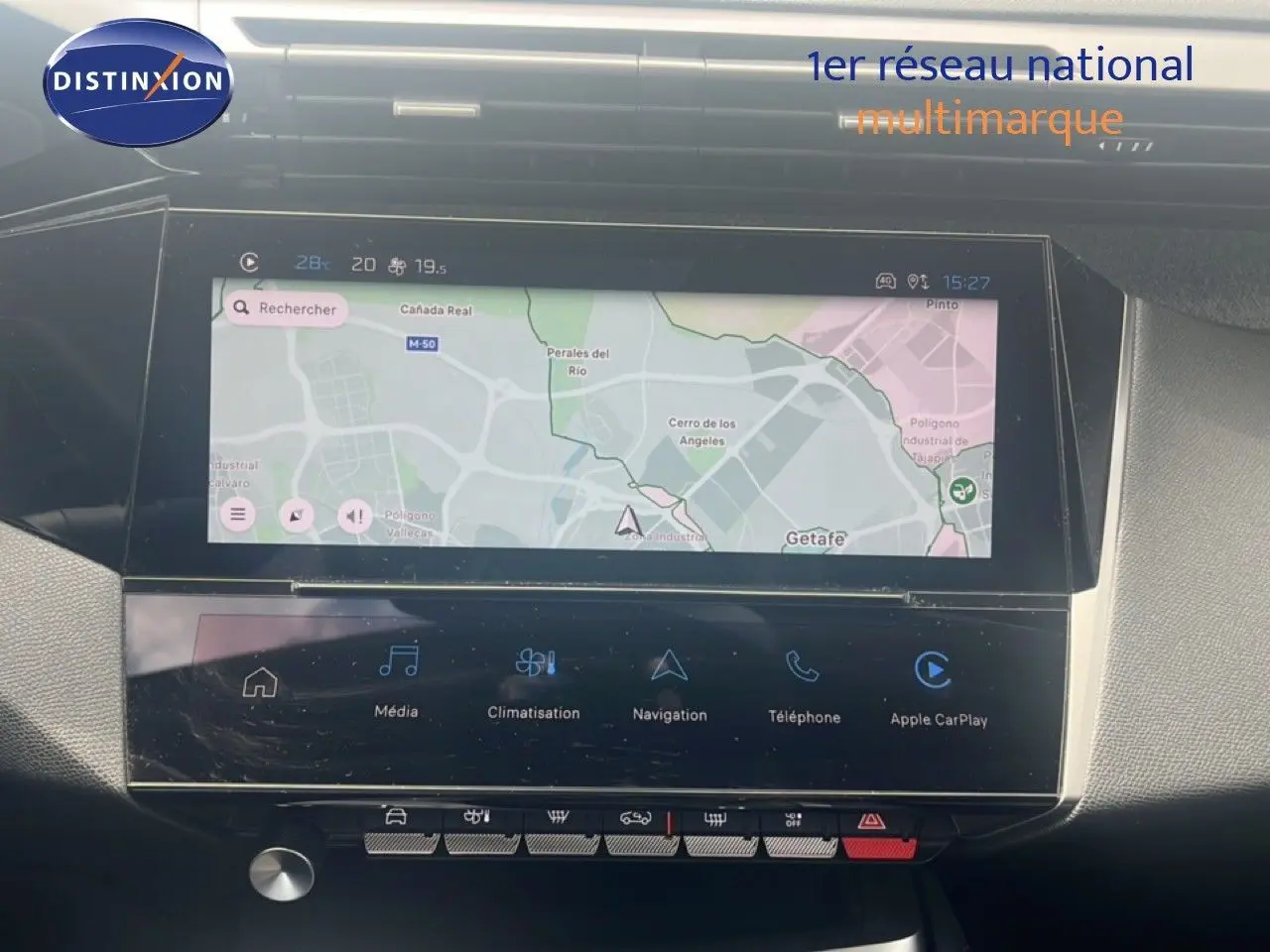 Écran tactile central de la Peugeot 308 2024 affichant la navigation avec carte et commandes multimédia en intérieur noir.