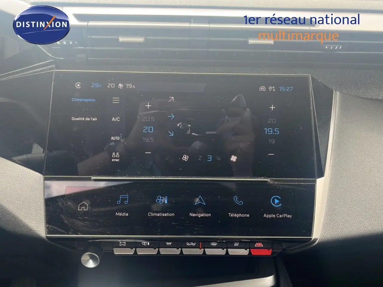 Écran tactile central de la Peugeot 308 2024 affichant les réglages de climatisation et les options multimédia.