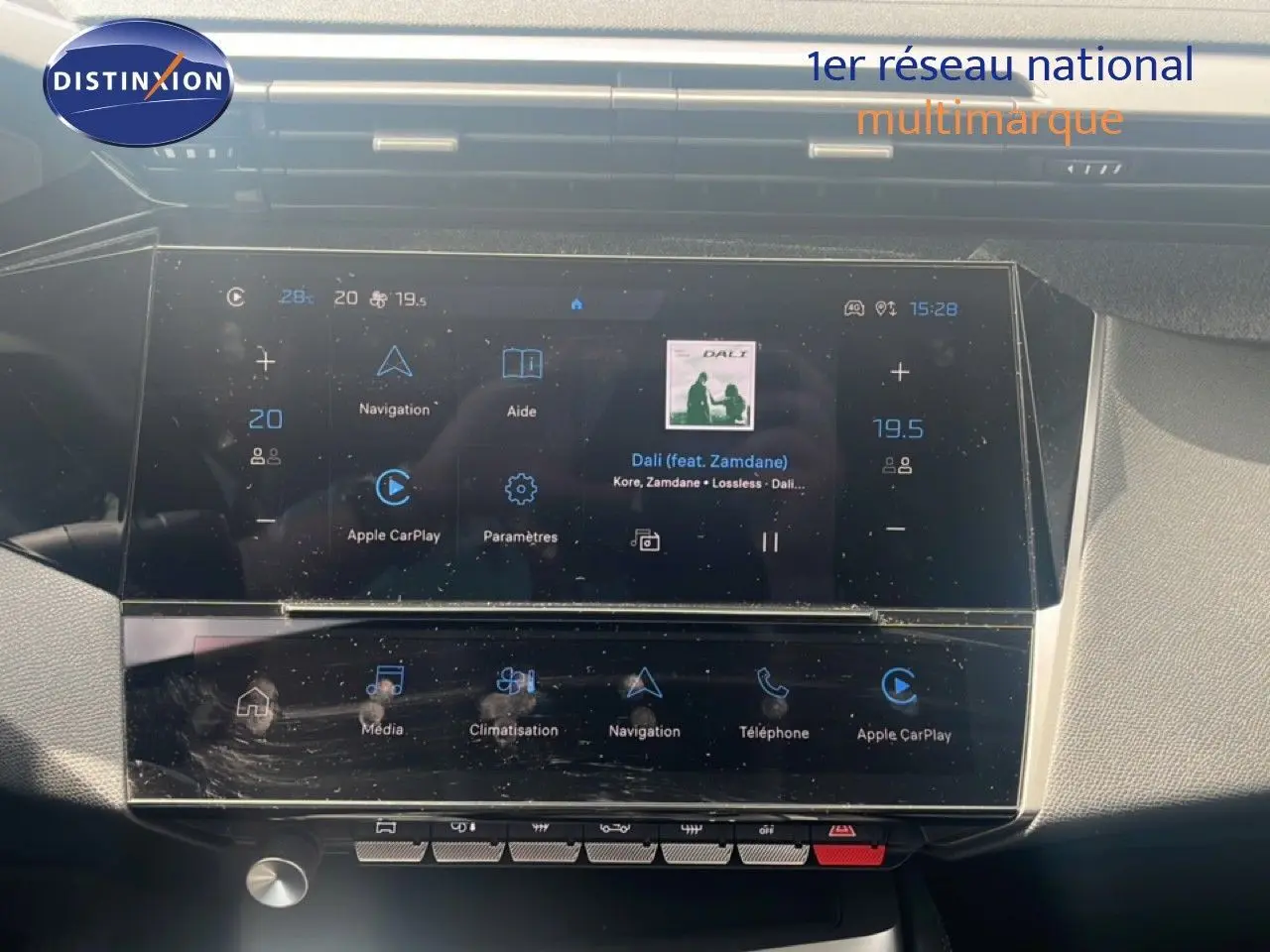 Peugeot 308 1.2 PureTech 130ch Allure vue intérieure sur l’écran tactile central avec interface Apple CarPlay.