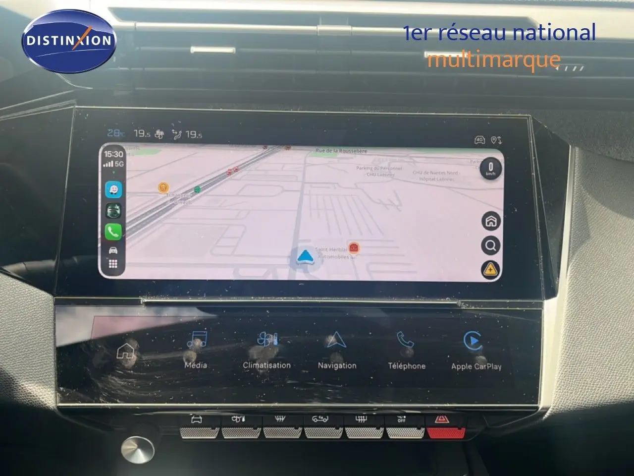 Vue rapprochée de l’écran tactile central du tableau de bord de la Peugeot 308 2024 avec interface de navigation affichée.