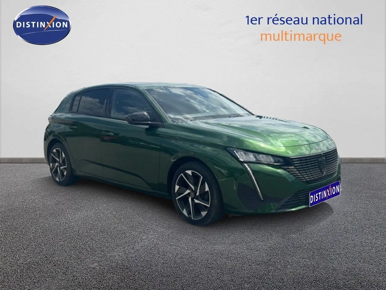 Peugeot 308 1.2 PureTech 130ch Allure vert olivine métal vue 3/4 avant avec jantes bi-ton et calandre distinctive.