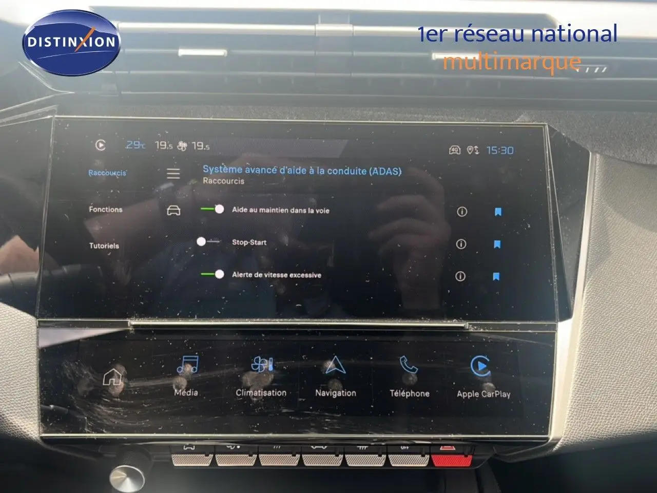 Vue intérieure centrée sur l'écran tactile du tableau de bord de la Peugeot 308 1.2 PureTech 130ch Allure 2024.