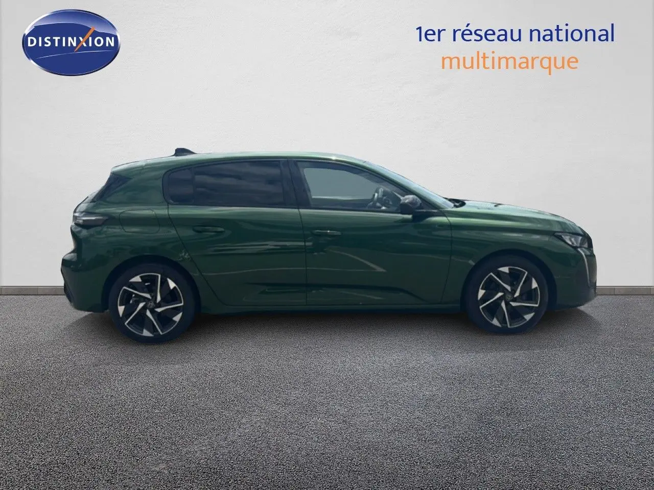 Profil droit d'une Peugeot 308 1.2 PureTech 130ch Allure 2024 en vert olivine métallisé avec jantes bi-ton.