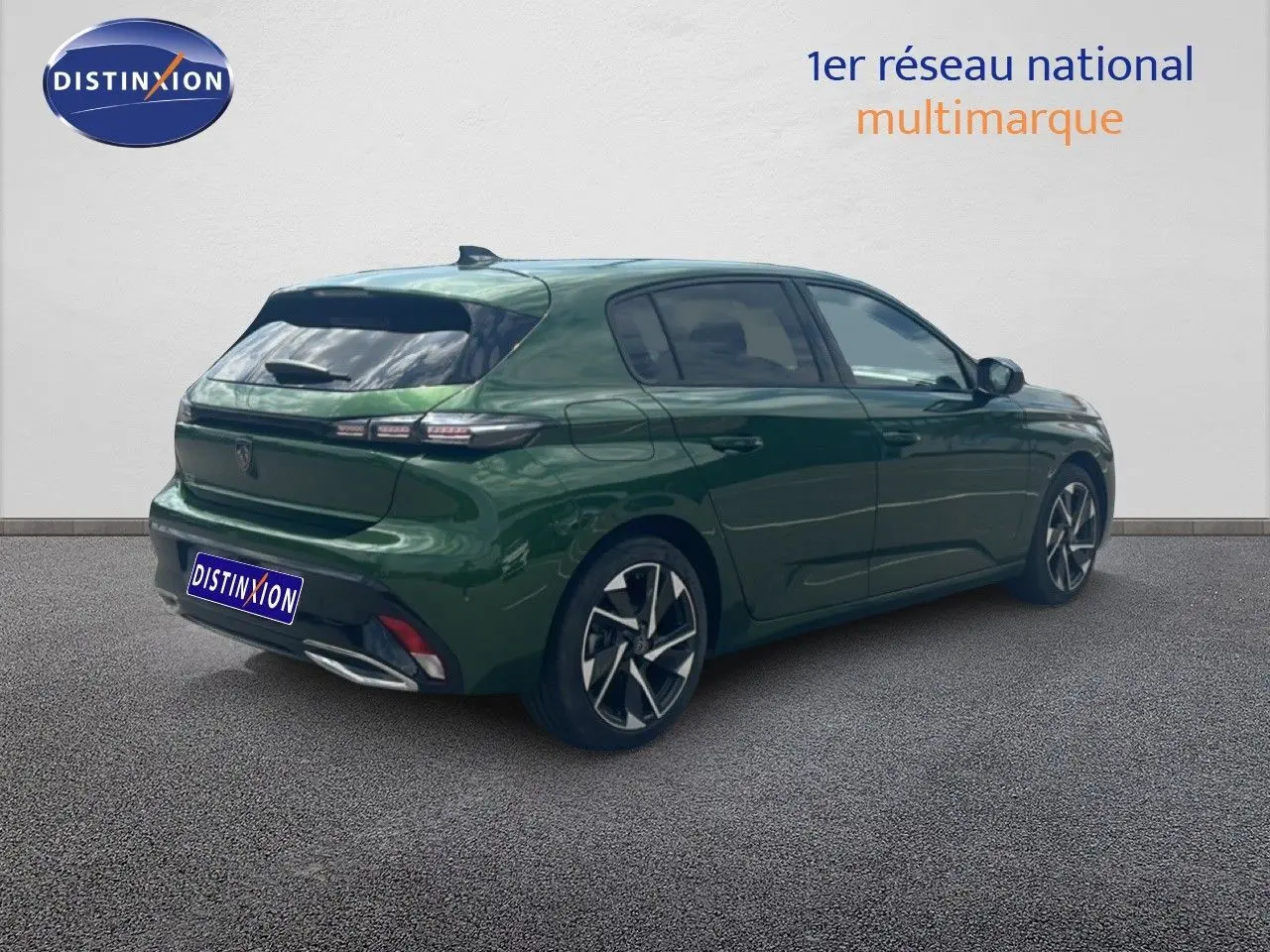 Vue 3/4 arrière droite d'une Peugeot 308 2024 vert olivine métallisé avec jantes bi-ton et feux arrière LED distinctifs.