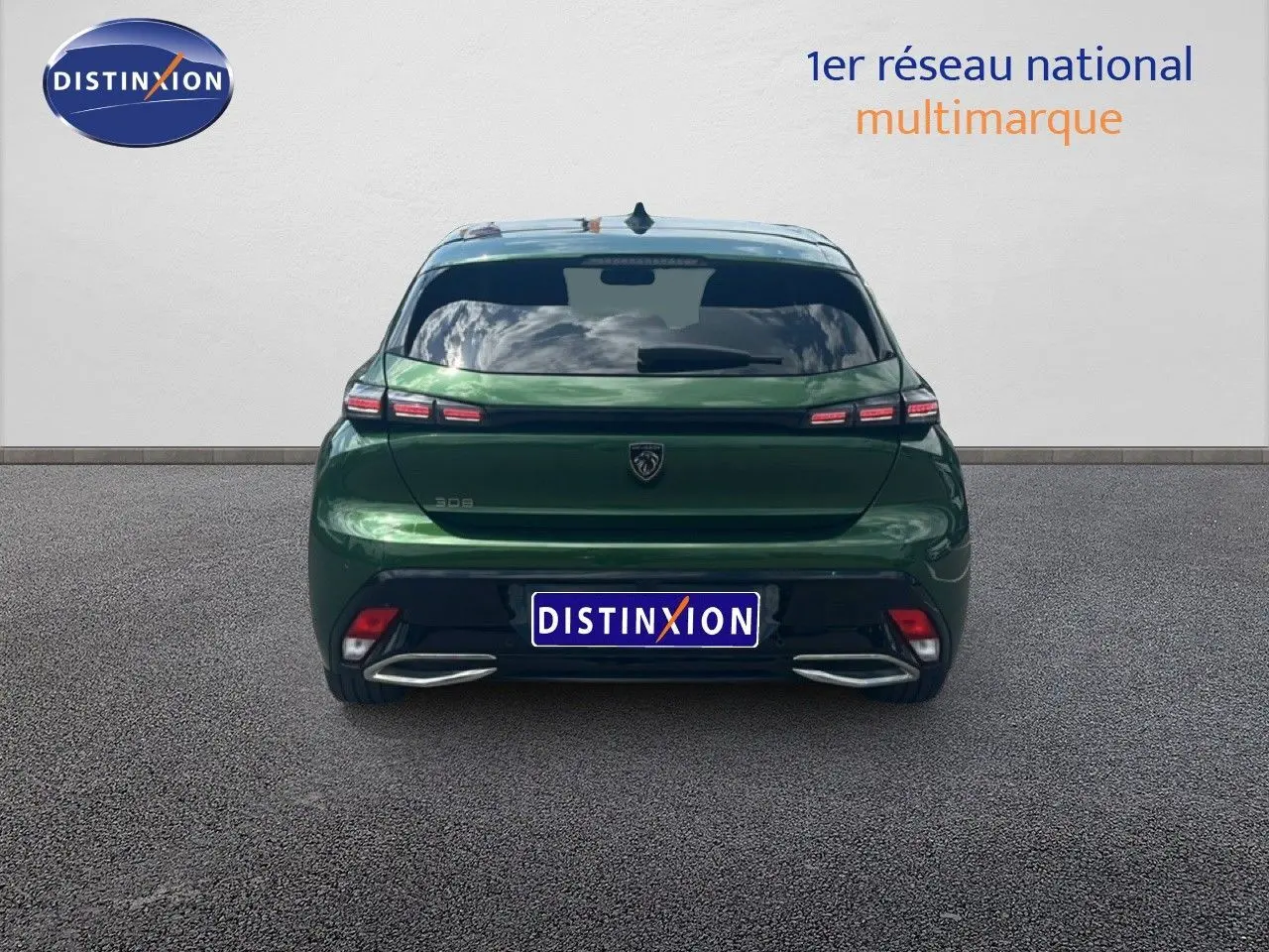 Vue arrière d'une Peugeot 308 2024 vert olivine métal avec feux LED et double sortie d'échappement chromée.