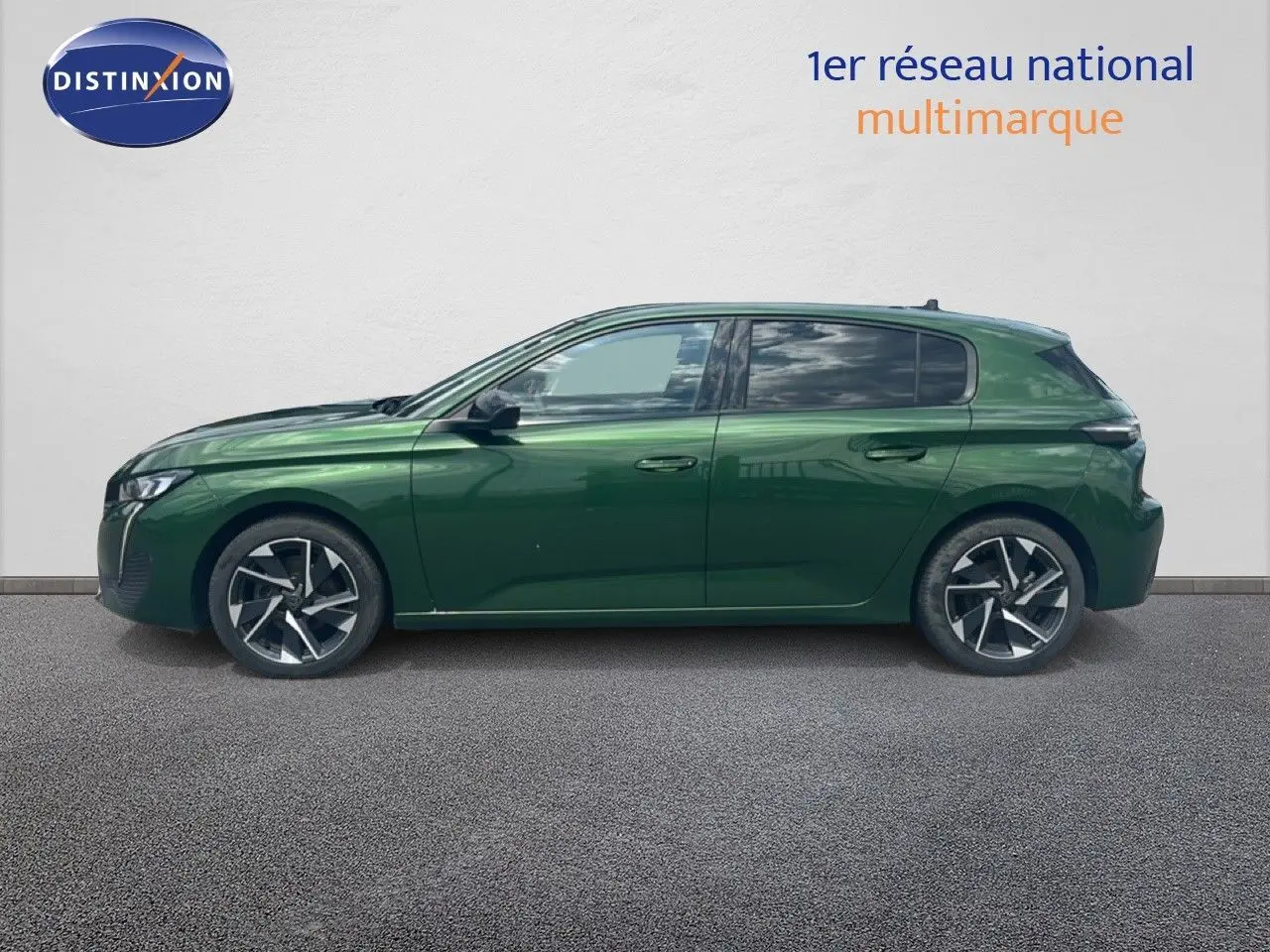 Profil latéral droit d'une Peugeot 308 2024 vert olivine métallisé avec jantes alliage bicolores.