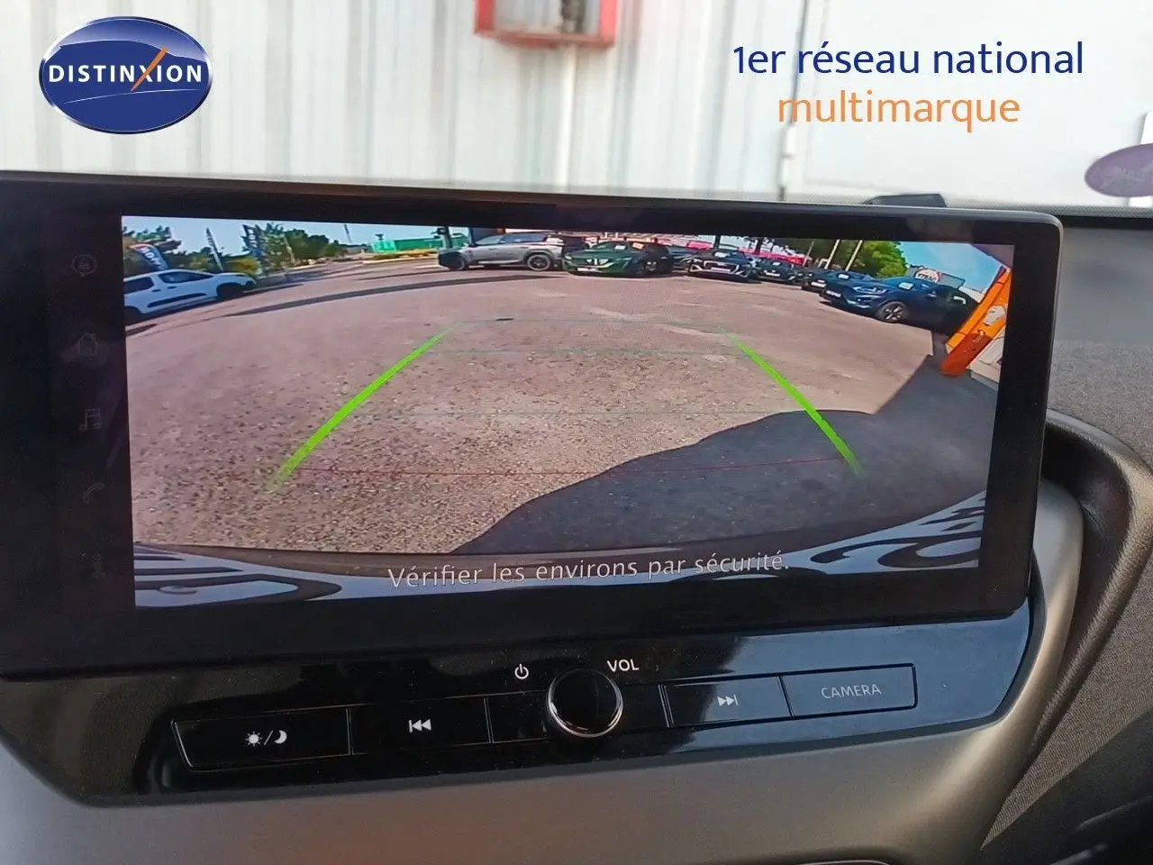Écran central montrant la caméra de recul du Nissan Juke gris squale metal, vue intérieure sur tableau de bord.