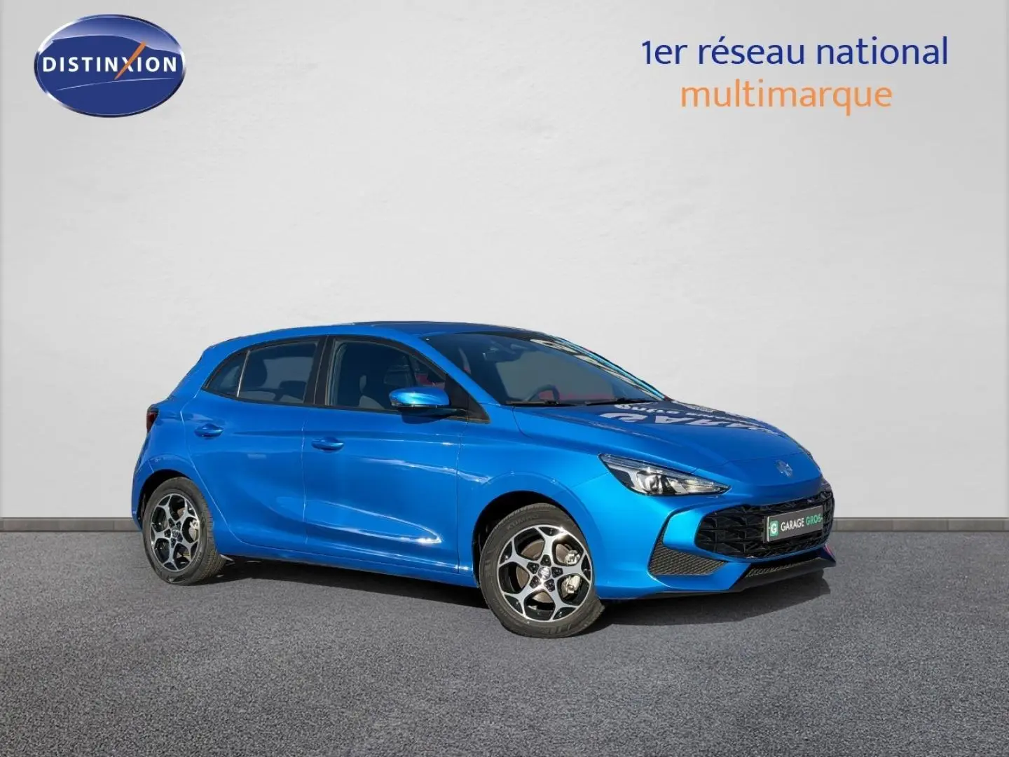 Vue 3/4 avant droite de la MG3 1.5 Hybrid+ 195ch Comfort en Como Blue métallisé avec jantes alu distinctives.