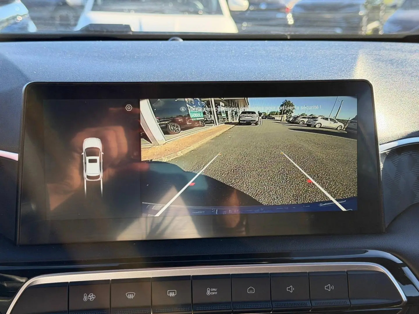 Écran tactile intérieur montrant la caméra de recul du MG3 1.5 Hybrid+ en Como Blue métallisé.
