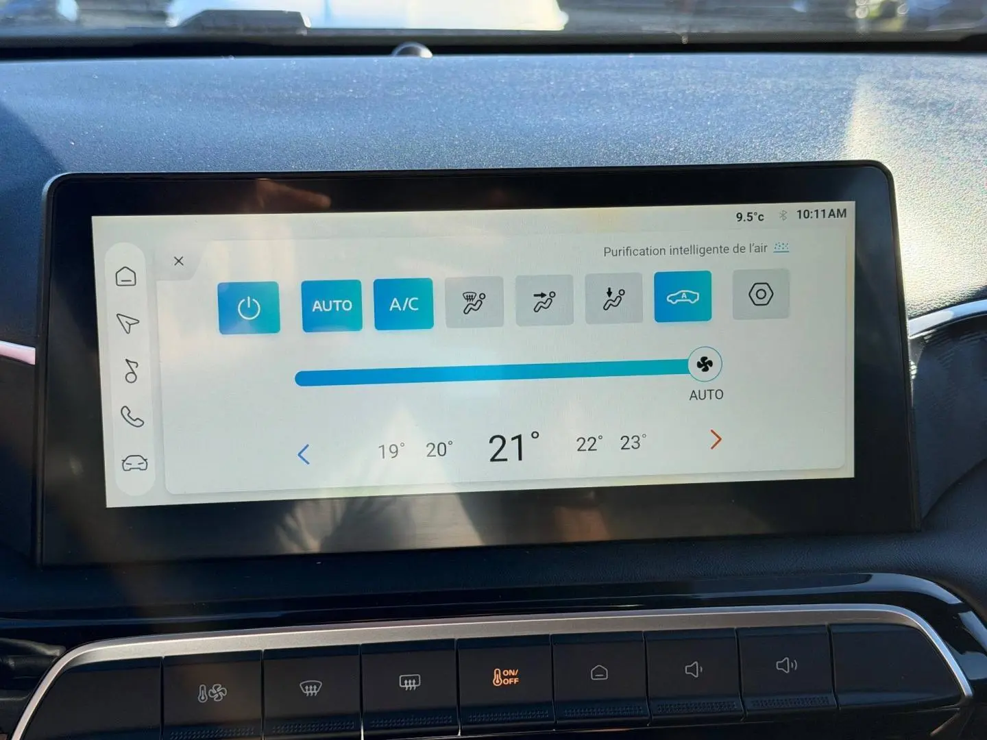 Écran tactile central affichant la climatisation automatique à 21°C dans l'habitacle d'une MG3 1.5 Hybrid+ 2024.