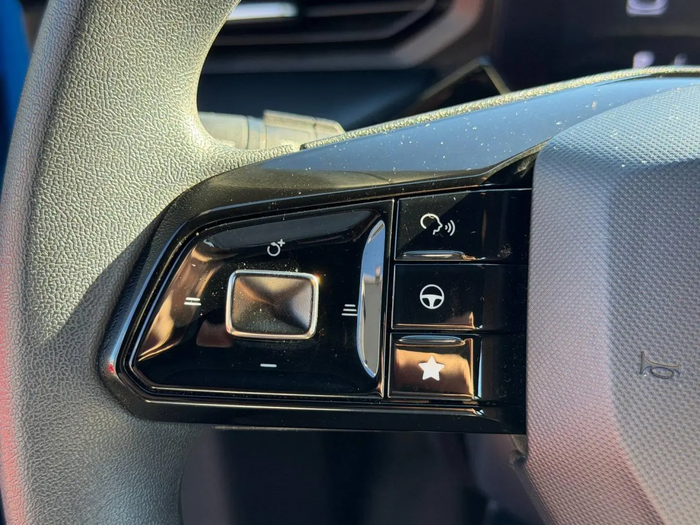 Gros plan sur les commandes noires du volant multifonction côté gauche du MG3 1.5 Hybrid+ 2024 Como Blue.