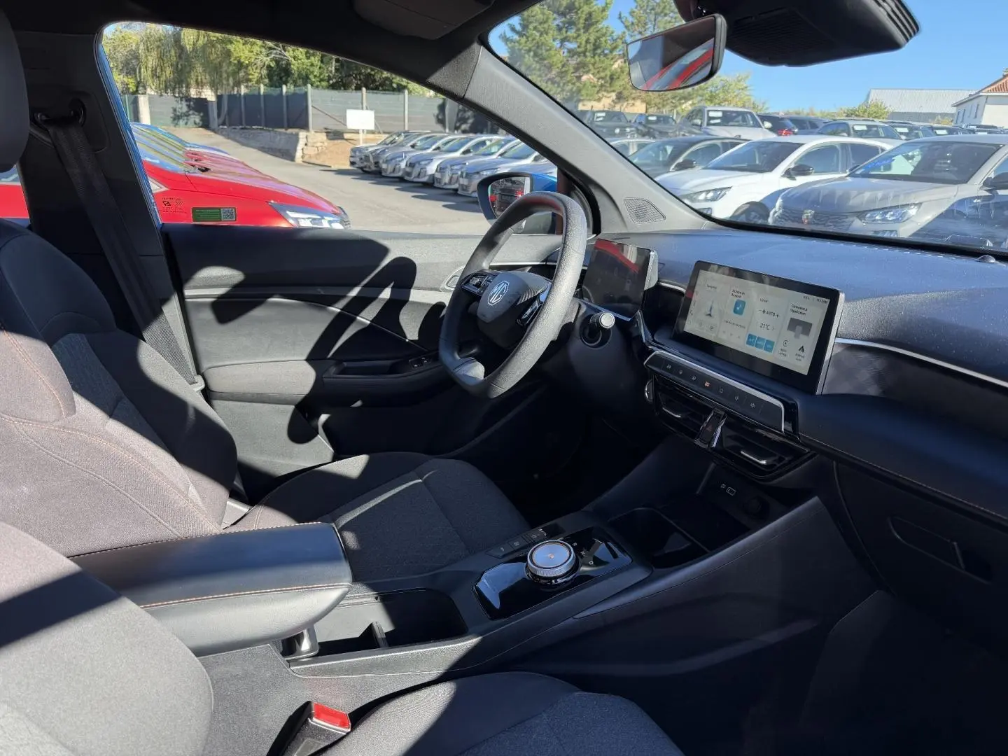 Vue intérieure côté conducteur du MG3 1.5 Hybrid+ 2024 avec tableau de bord numérique et sièges tissu noir.