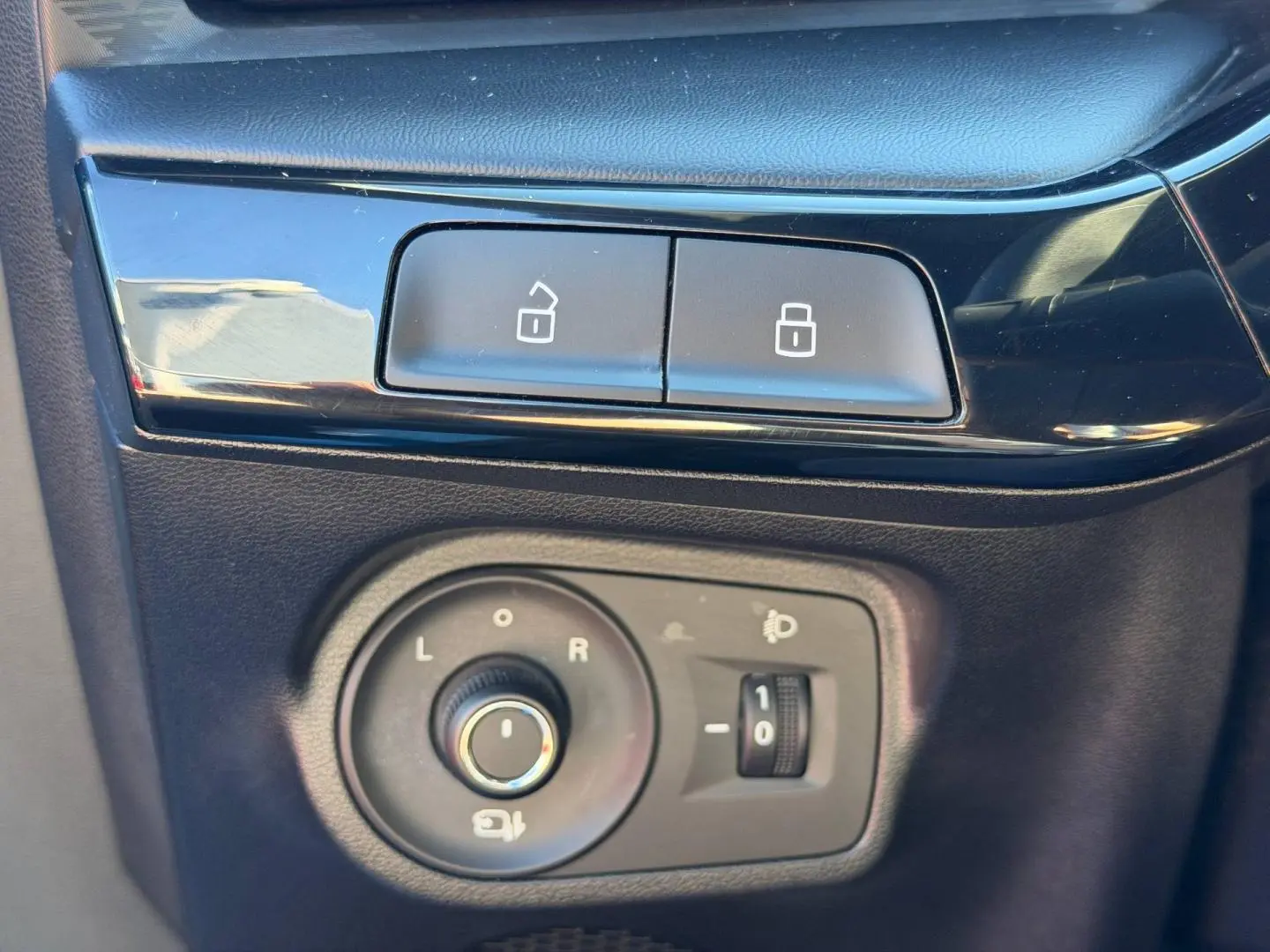 Gros plan sur les commandes de réglage des rétroviseurs et verrouillage noir brillant de la MG3 1.5 Hybrid+ 2024.
