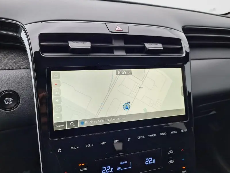 Vue rapprochée de l’écran tactile central du Hyundai Tucson blanc polaire, affichant la navigation GPS sur fond clair.